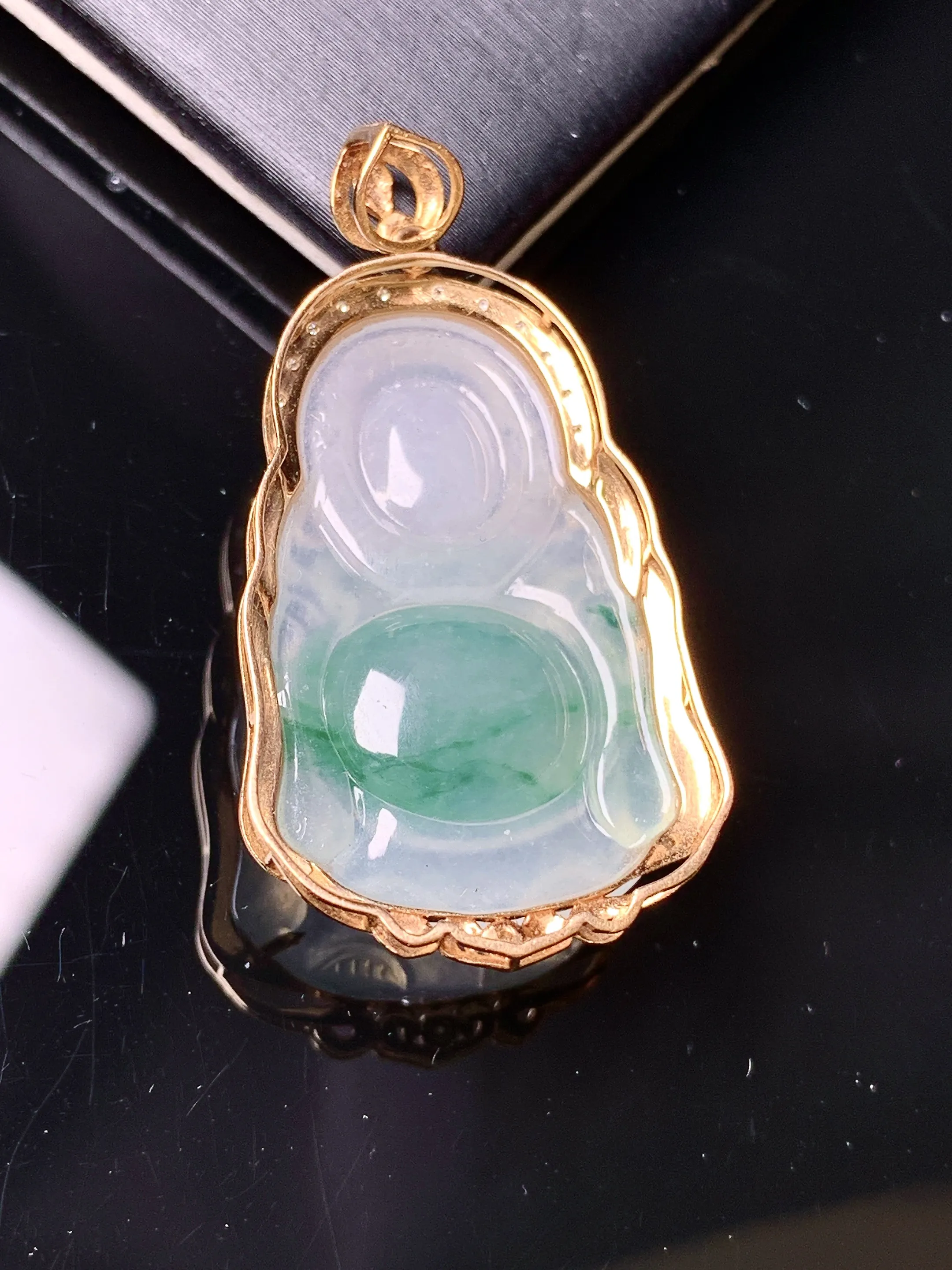 18k金钻镶嵌飘绿佛公吊坠 玉质细腻 色泽艳丽清新 整体尺寸37.5*20.2*8.8