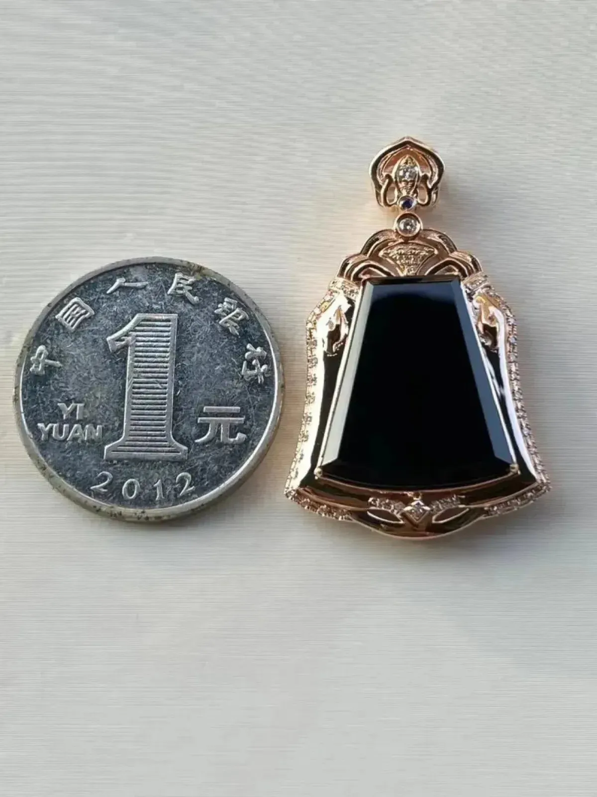 墨翠：【平安无事牌】吊坠、18K金+南非钻镶嵌，细腻干净，黑度极黑，性价比高，做工精致，打灯透绿 裸石尺寸 19.5*17.8‘