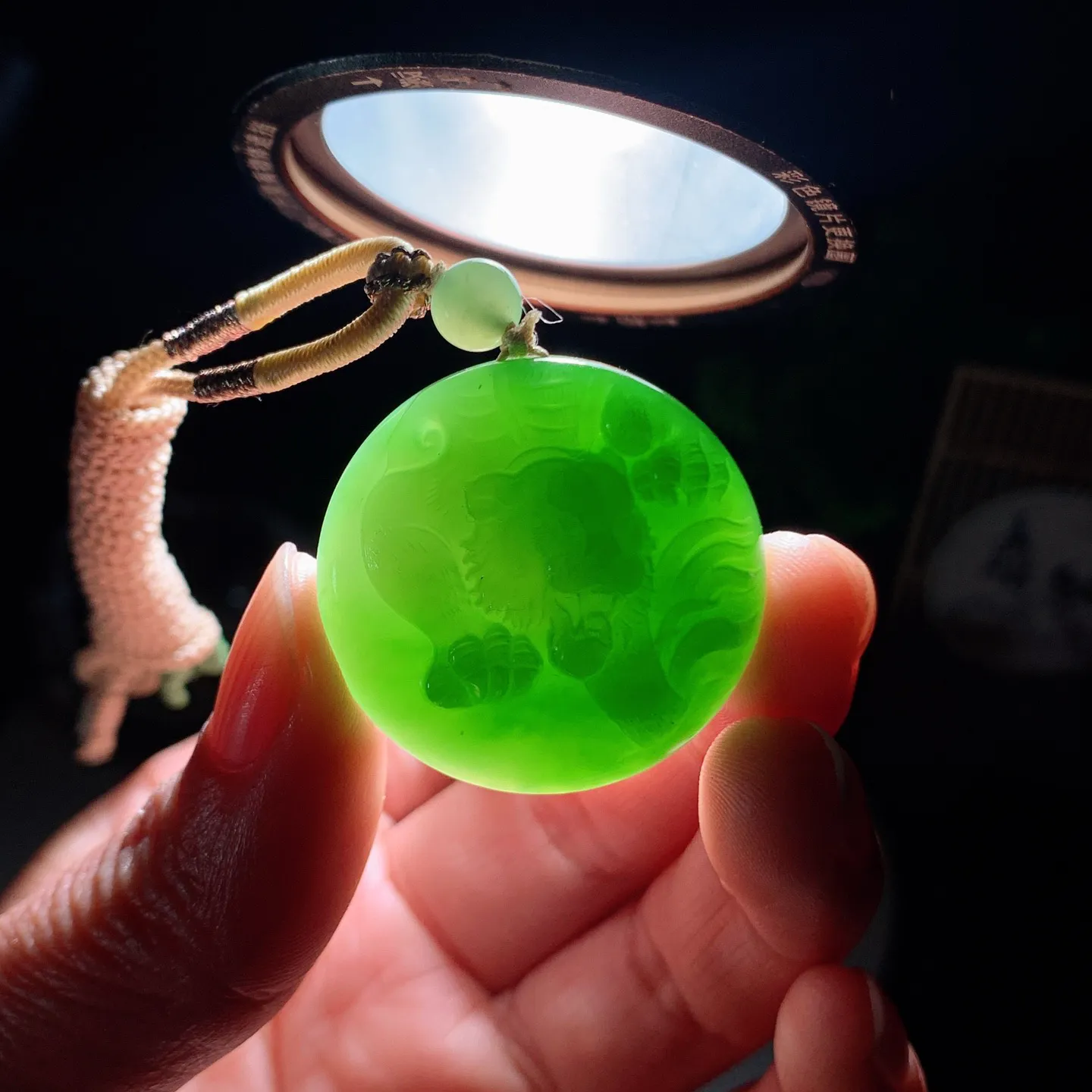 和田玉阳绿俄罗斯碧玉下山虎圆牌挂件。尺寸31/9重17.3克。“上山虎升官，下山虎发财”玉质细腻油润。手推出油。佩戴高端典雅。lt260206