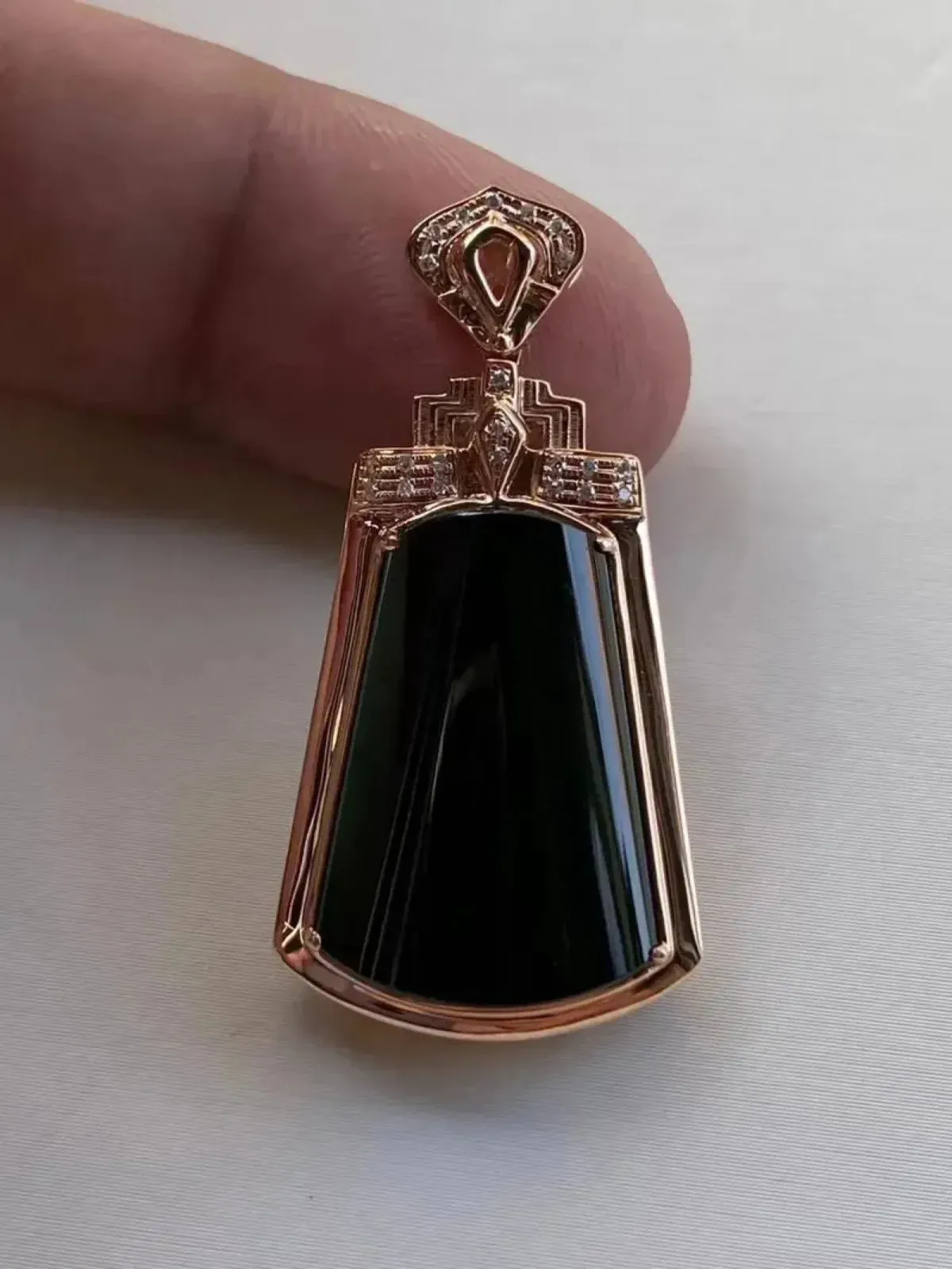 墨翠：【平安无事牌】吊坠、18K金+南非钻镶嵌，细腻干净，黑度极黑，性价比高，做工精致，打灯透绿 裸石尺寸 21.0*15.2‘