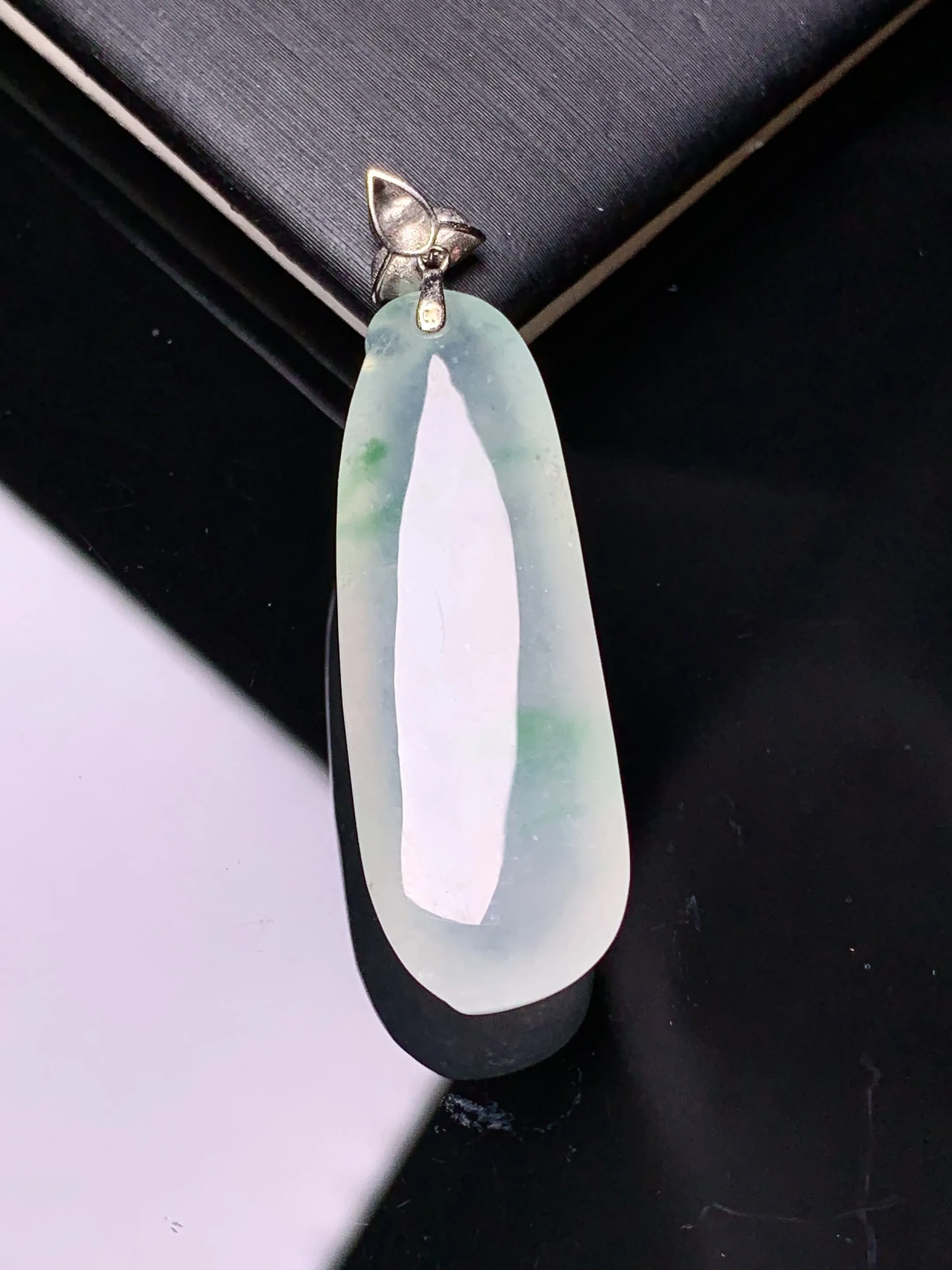 18k金镶嵌冰种飘绿福瓜吊坠 玉质细腻 色泽艳丽清新 整体尺寸40.2*11.6*7.6