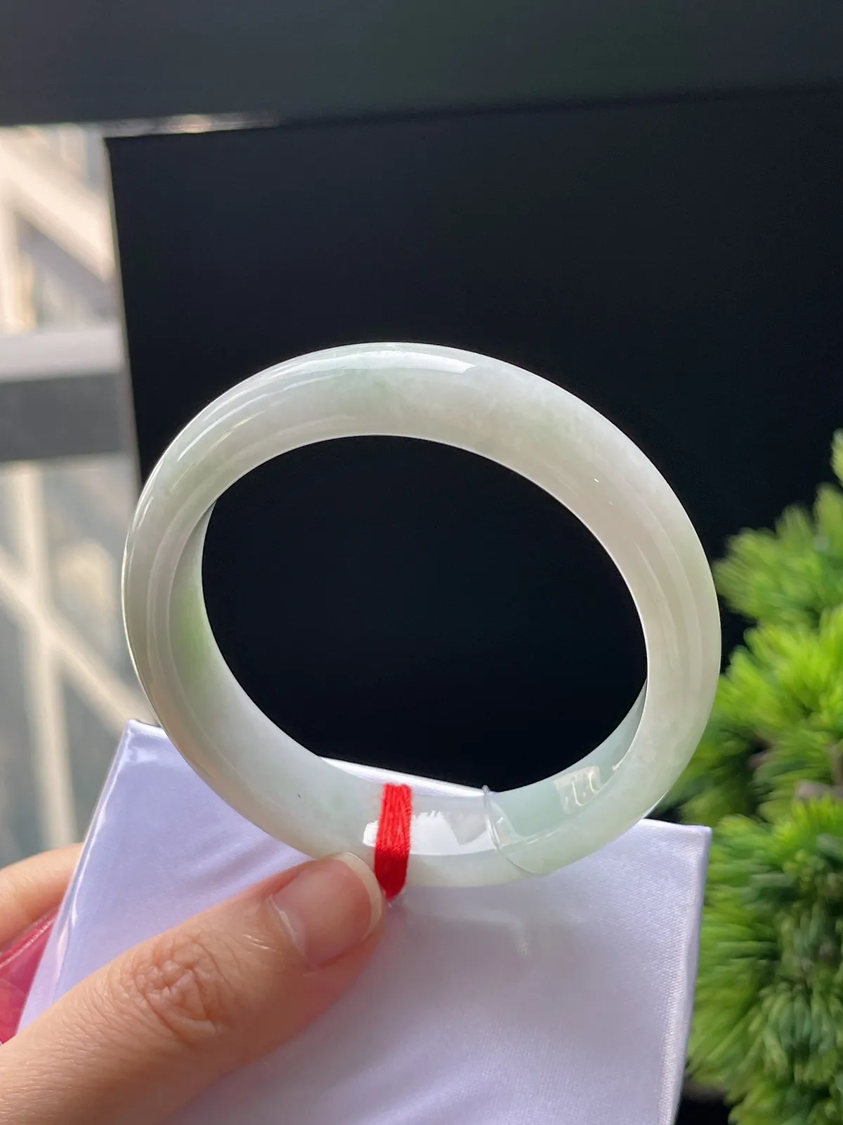 正圈52.8圈口，翡翠糯化种淡绿色手镯