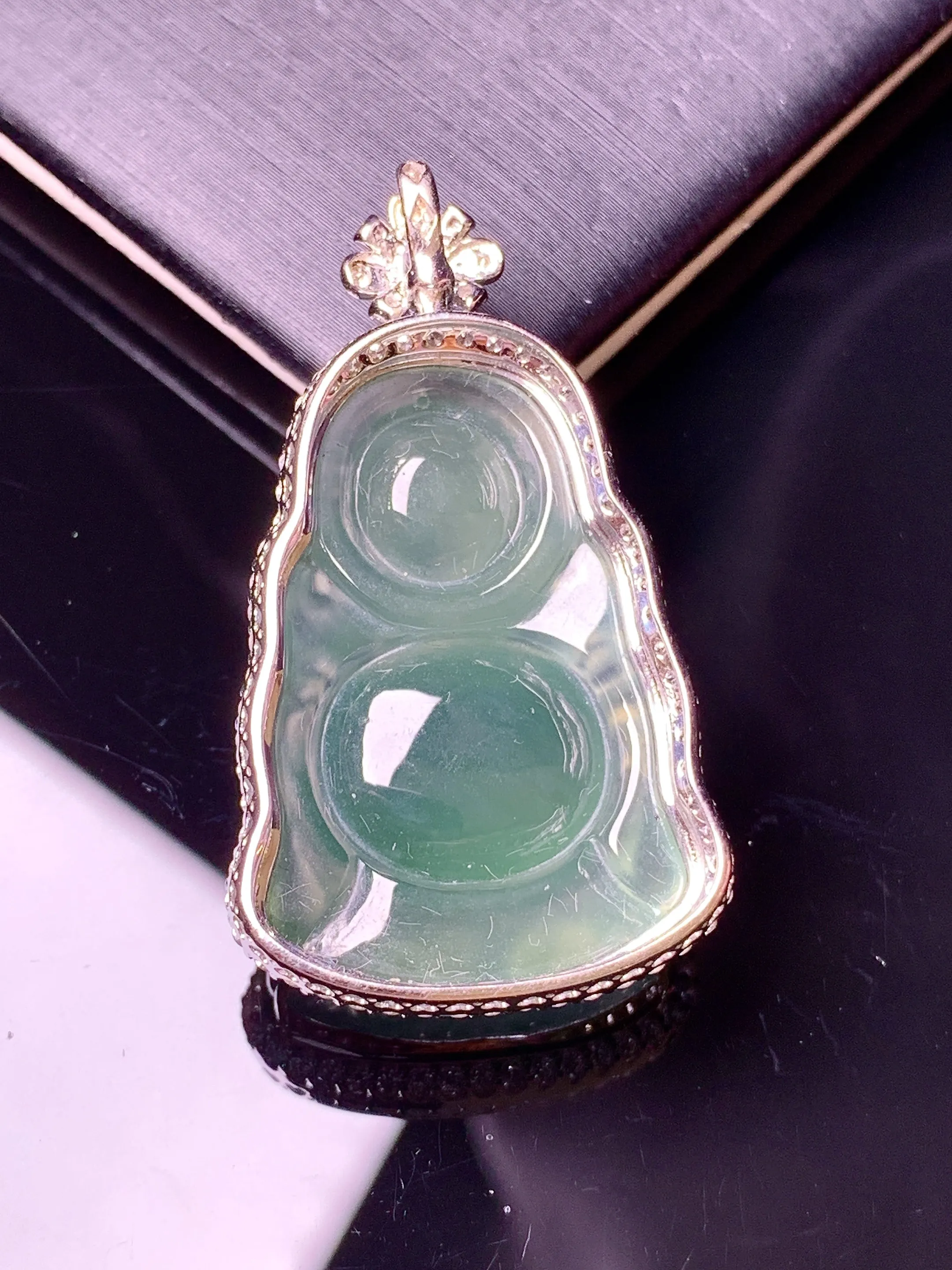 18k金钻镶嵌晴绿佛公吊坠 玉质细腻 色泽艳丽清新 整体尺寸38.2*22*10.8