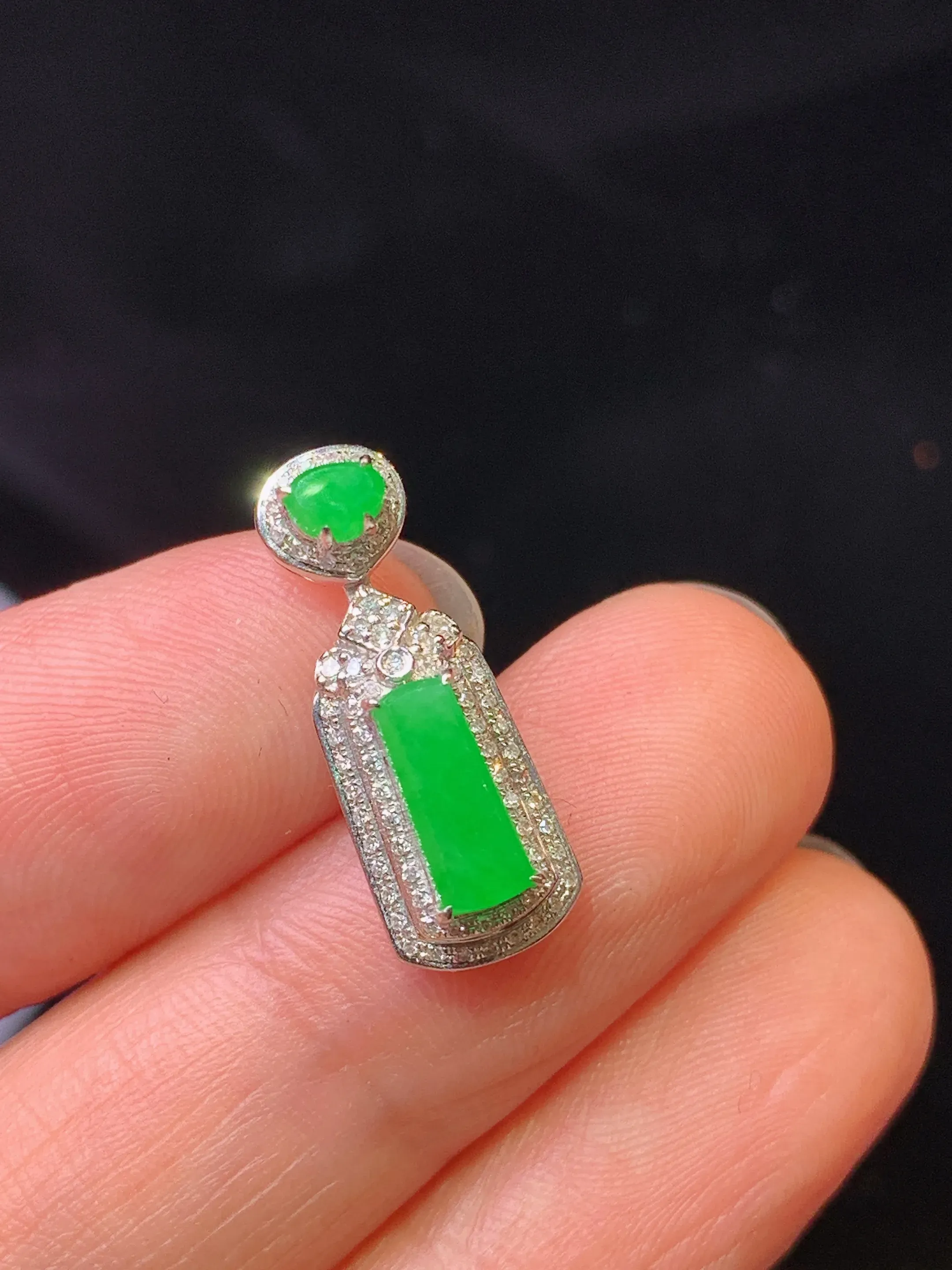 18k金钻镶嵌满绿无事牌吊坠 玉质细腻 色泽艳丽清新 整体尺寸20*7.5*7