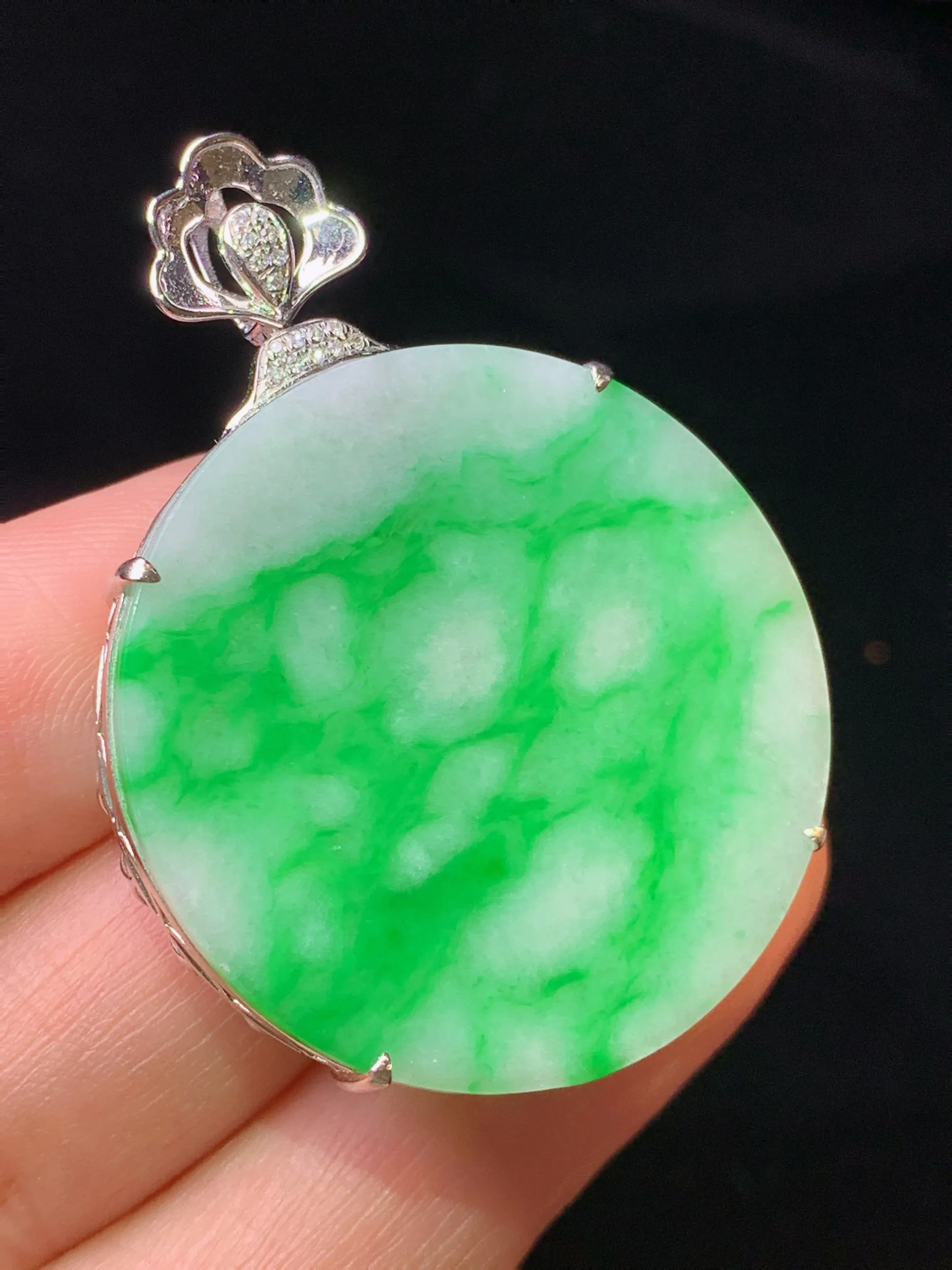 18k金钻镶嵌飘绿圆牌吊坠 玉质细腻 色泽艳丽清新 整体尺寸44.2*32.7*8