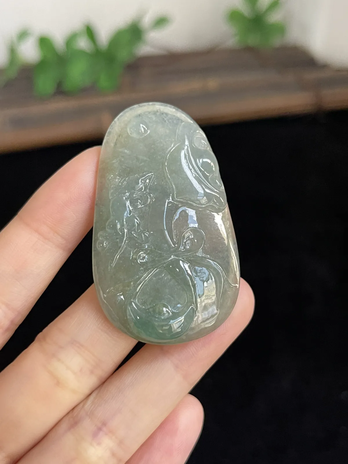 冰种淡绿色，精雕工，花鸟虫鱼，翡翠吊坠