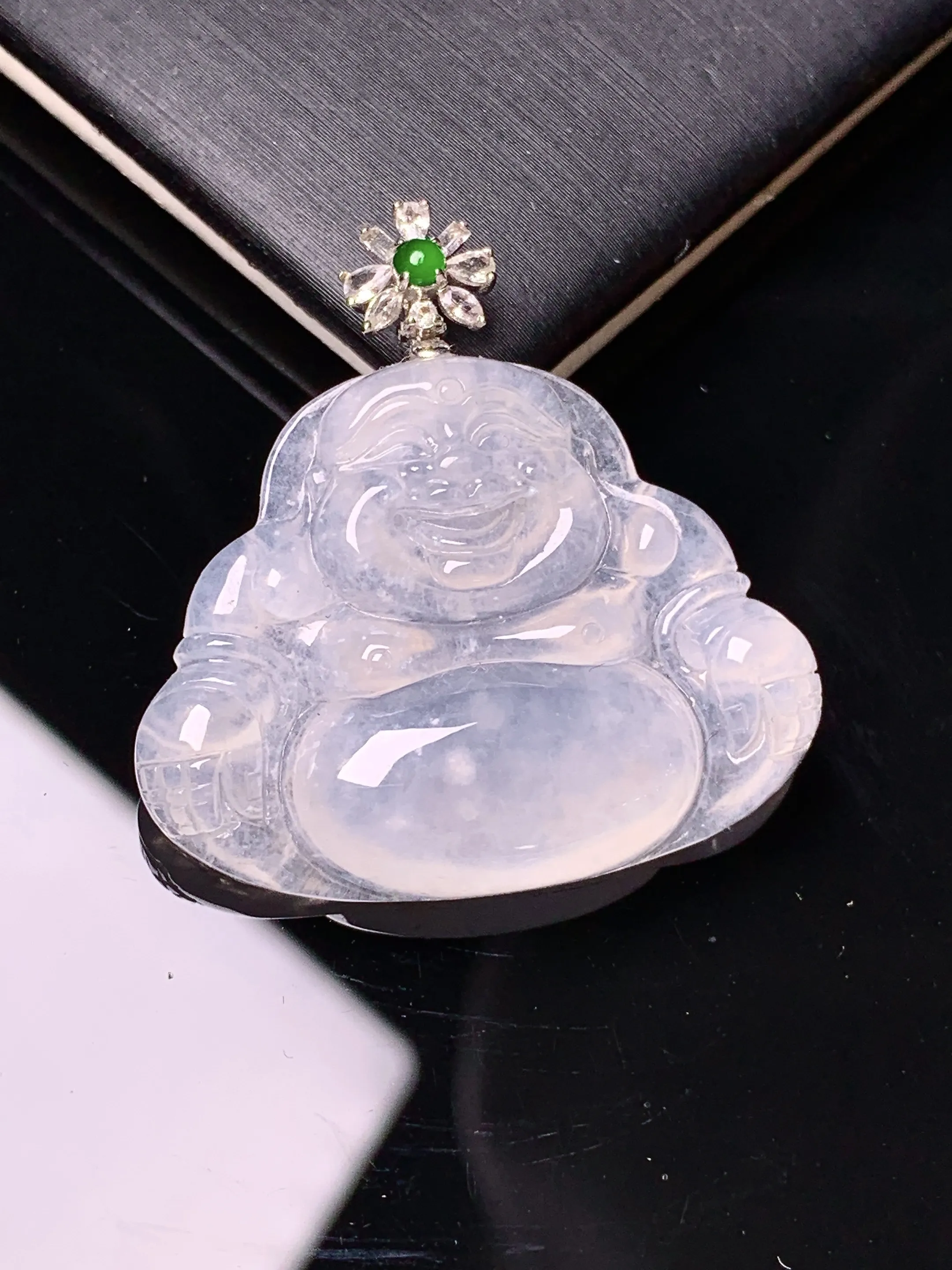 18k金钻镶嵌冰种佛公吊坠 玉质细腻 色泽艳丽清新 整体尺寸32.5*31.8*5.5