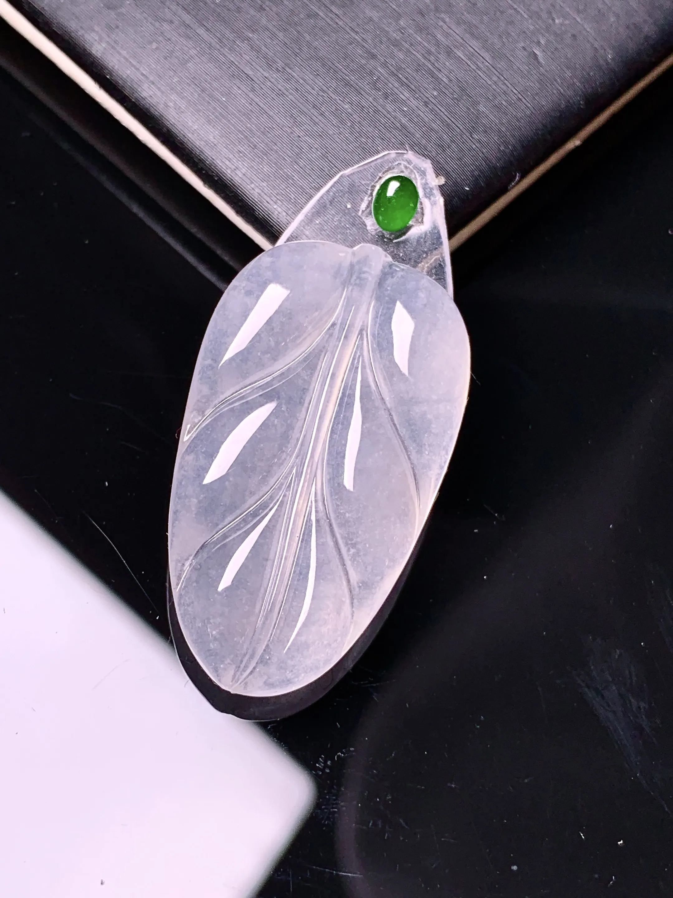 镶嵌款 冰种树叶吊坠 玉质细腻 色泽艳丽清新 整体尺寸29.8*17.2*4.2