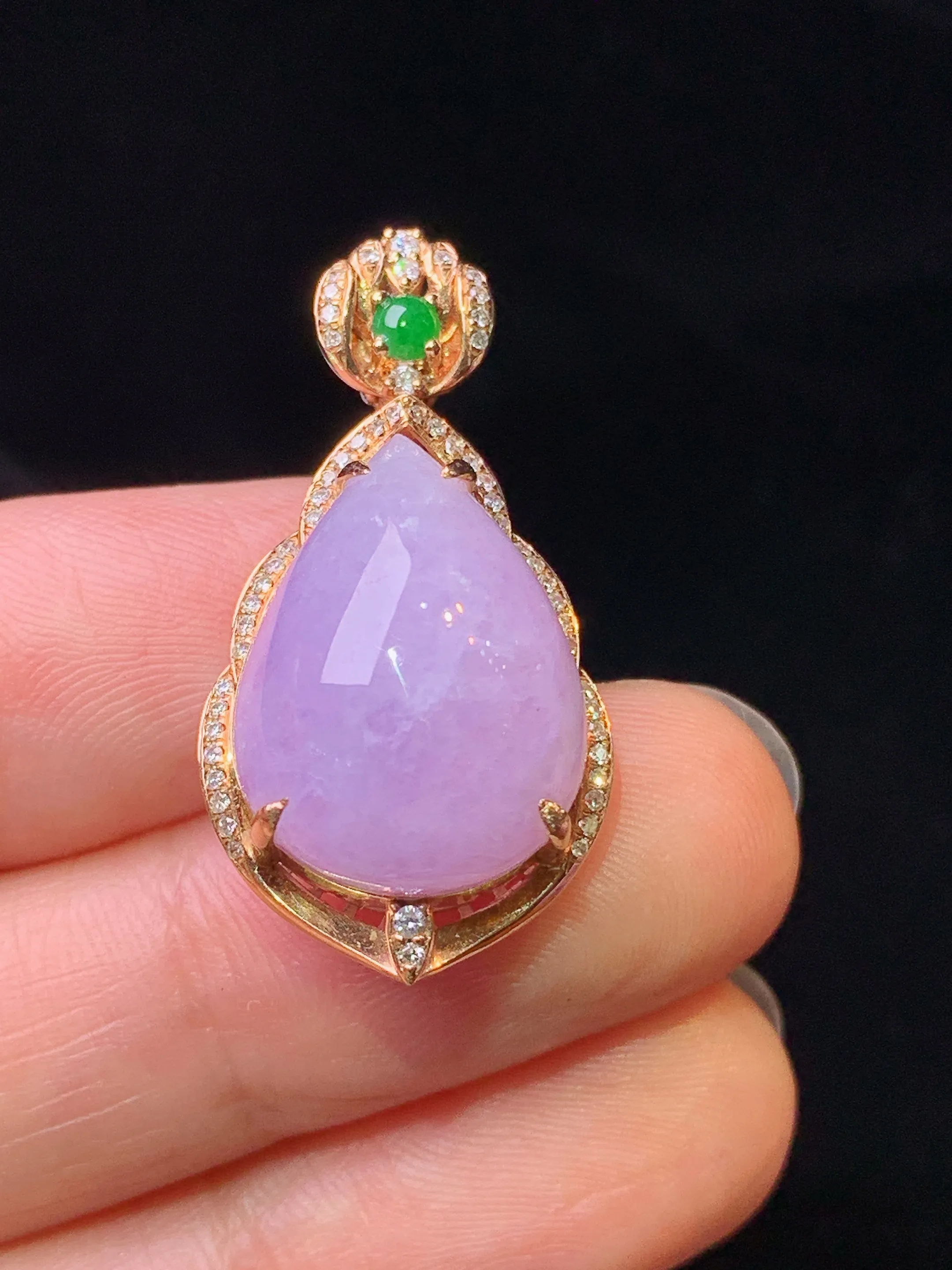 18k金钻镶嵌紫罗兰水滴吊坠 玉质细腻 色泽艳丽清新 整体尺寸30.2*15.5*12.2