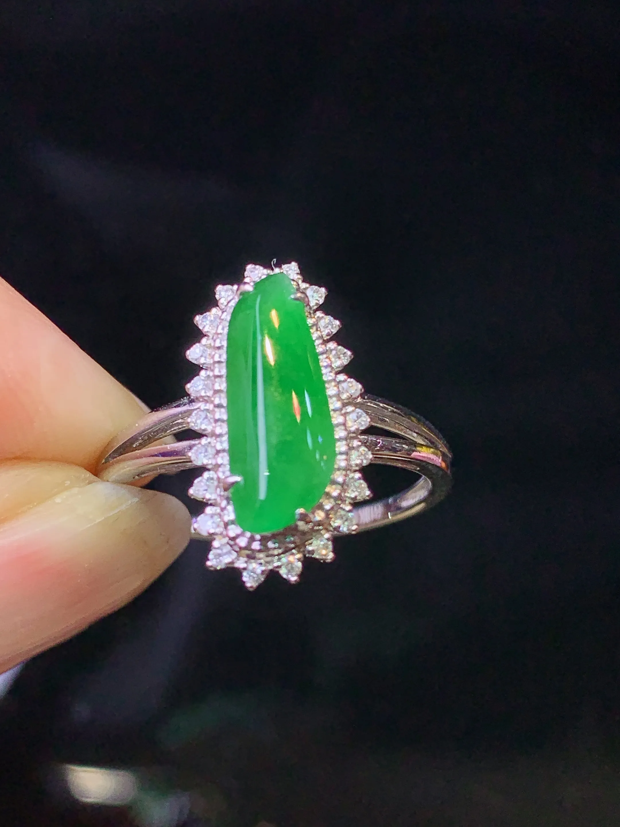 18k金钻镶嵌满绿随形吊坠 玉质细腻 色泽艳丽清新 圈口14 整体尺寸17.3*9.2*6.7