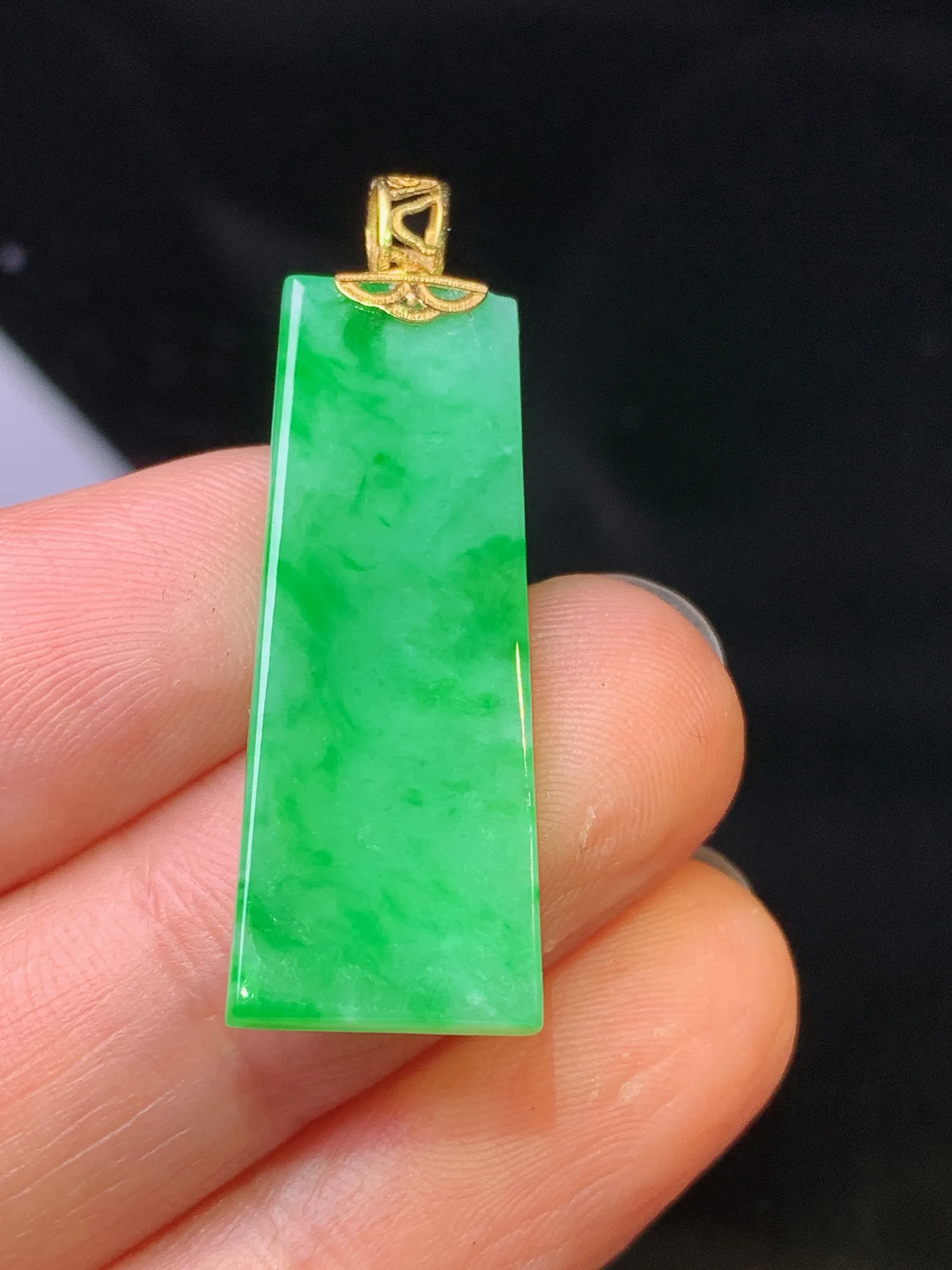 18k金镶嵌翠绿无事牌吊坠 玉质细腻 色泽艳丽清新 整体尺寸35.7*11.5*2.7