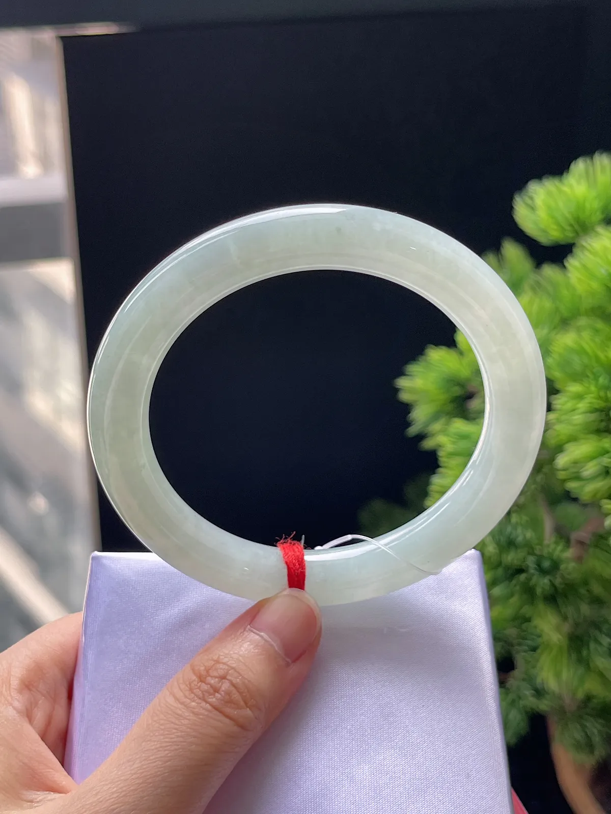 圆镯58圈口，翡翠冰糯种淡绿色手镯