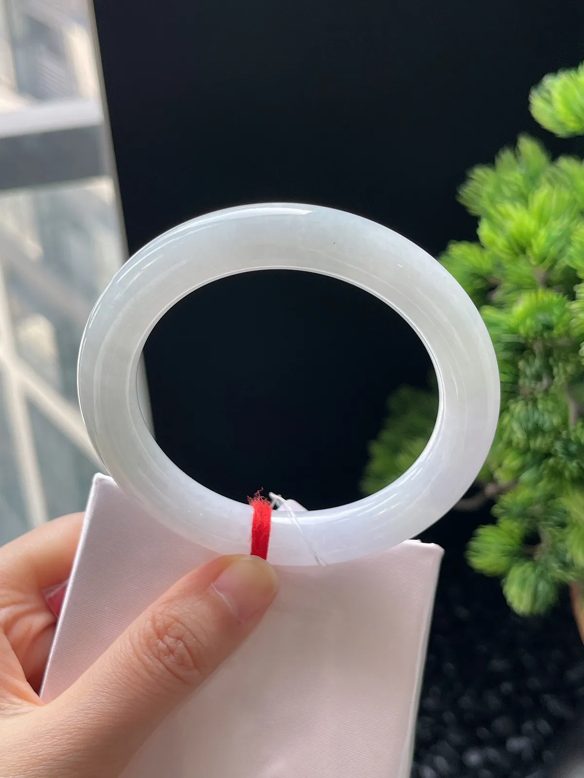 圆镯56.9圈口，翡翠冰糯种春带彩手镯