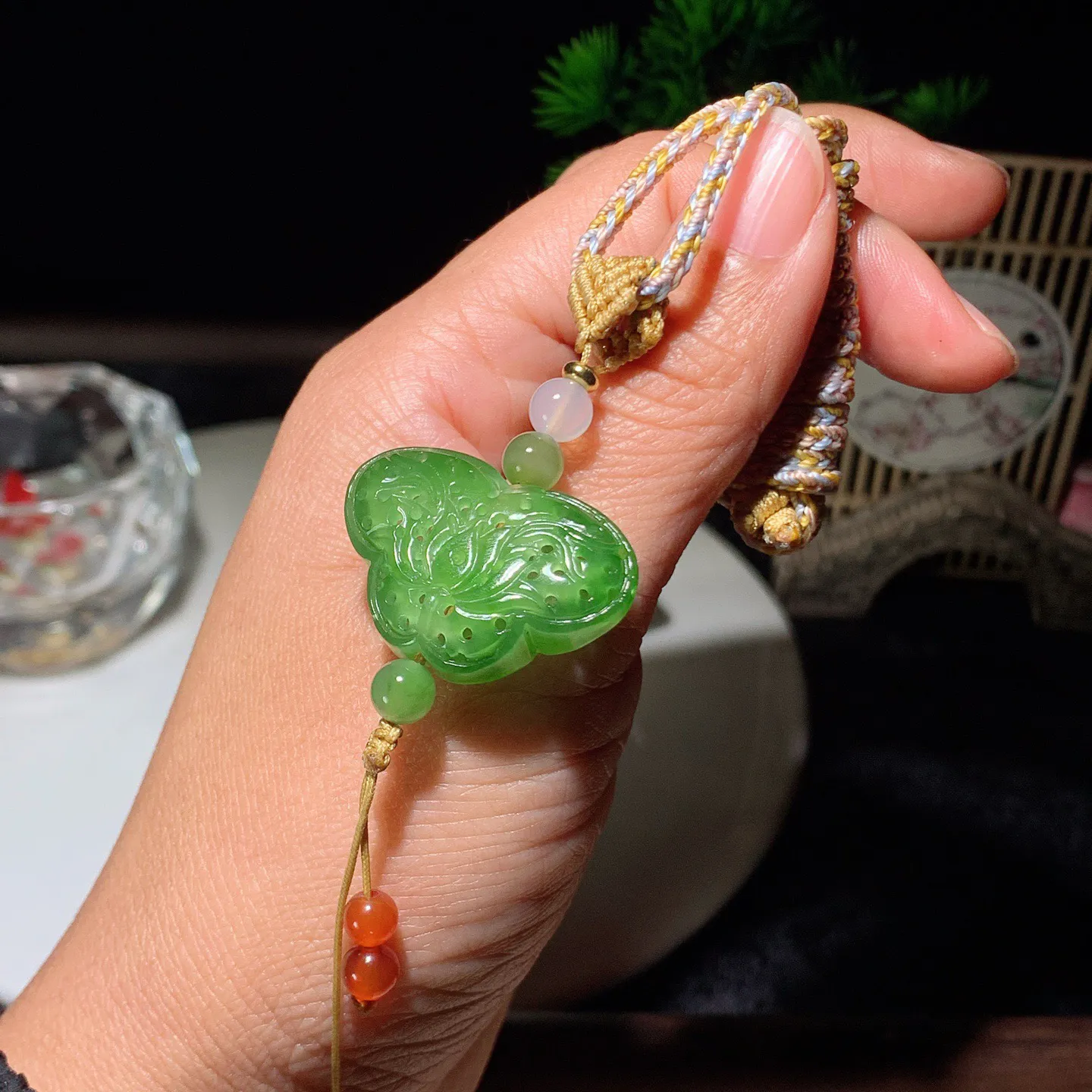 和田玉阳绿俄罗斯碧玉花开富贵香囊挂件。尺寸20/31/9重10克。玉质细腻油润。手推出油。佩戴高端典雅。lt260206