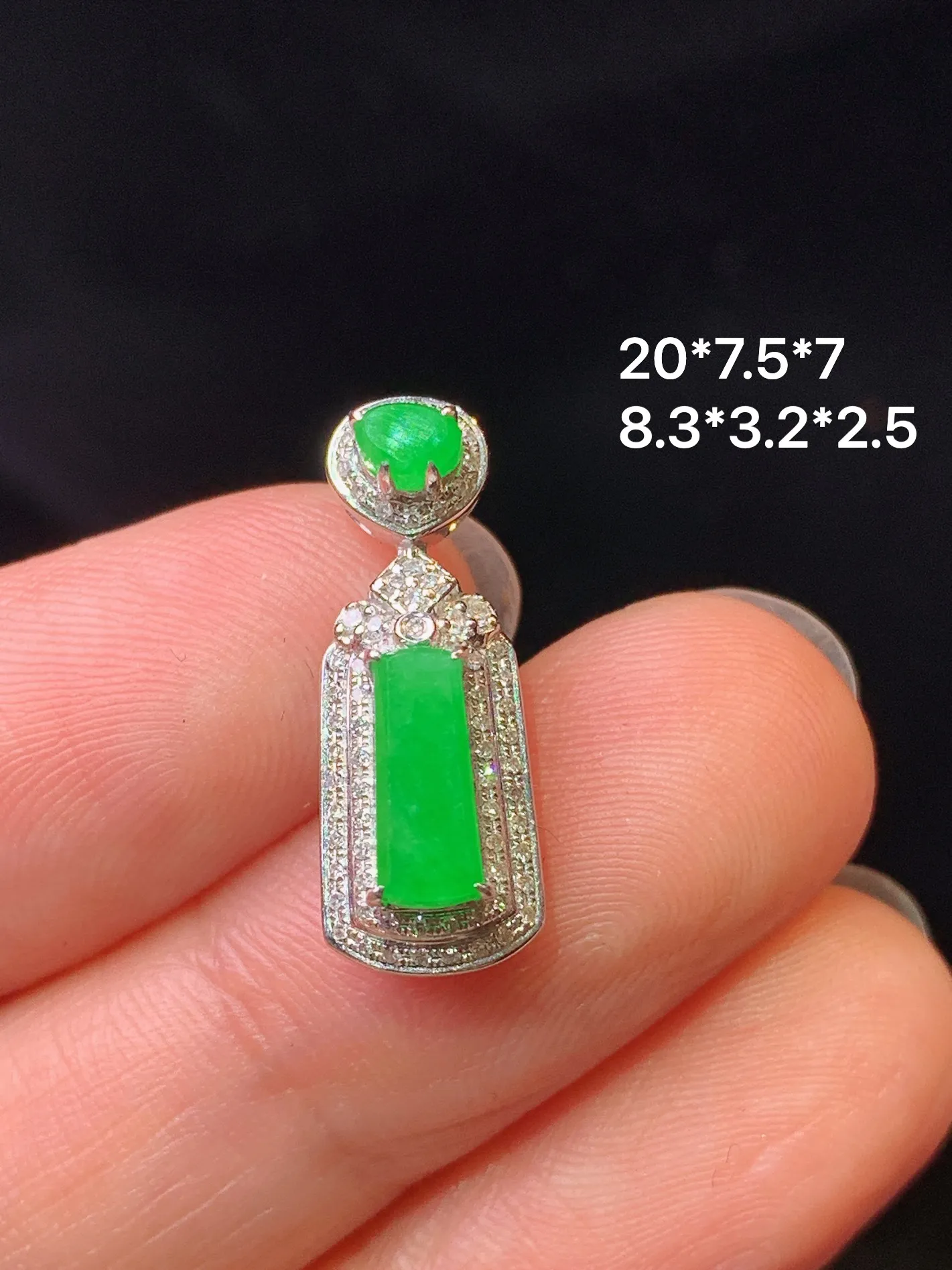 18k金钻镶嵌满绿无事牌吊坠 玉质细腻 色泽艳丽清新 整体尺寸20*7.5*7
