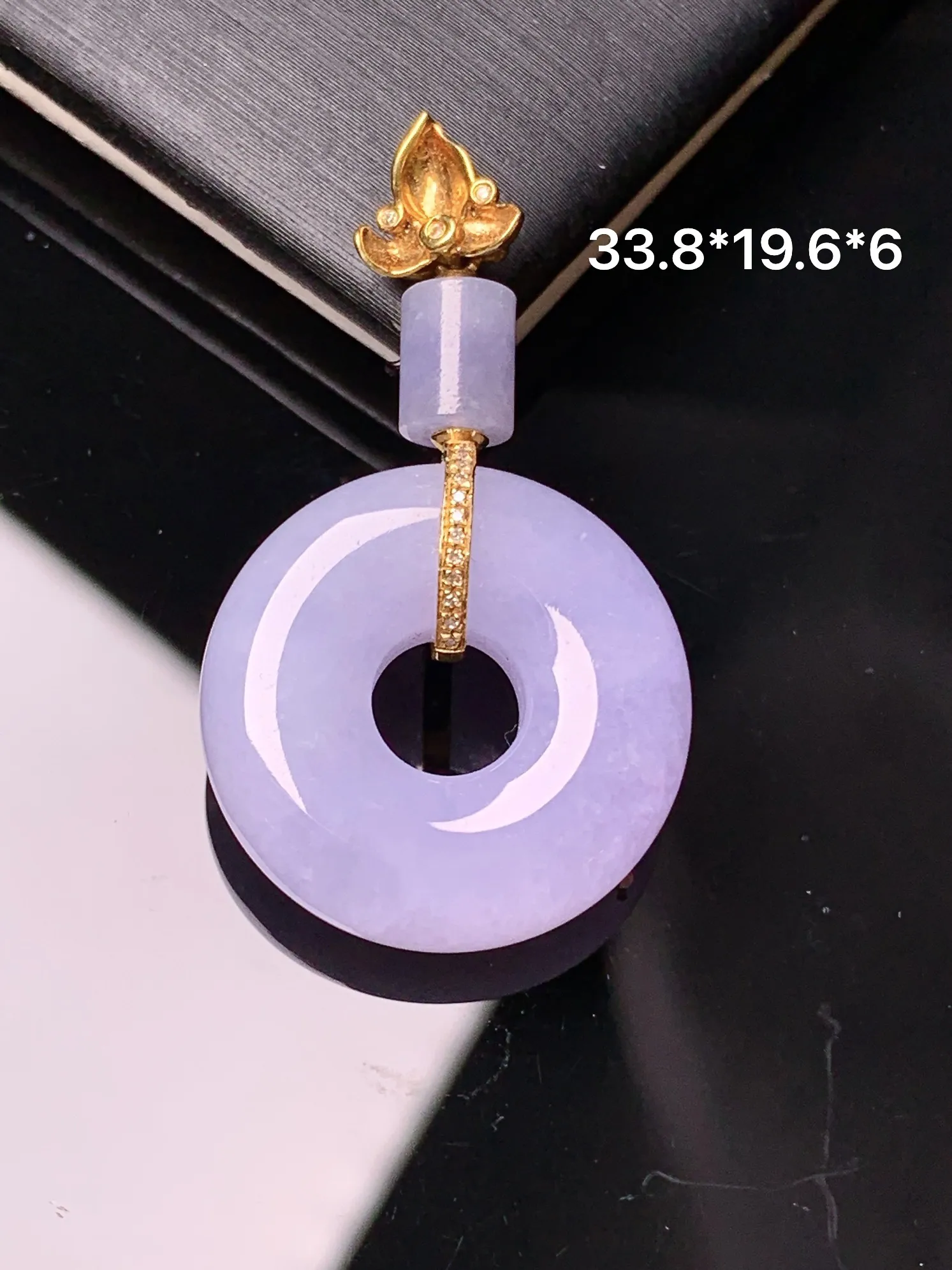 18k金镶嵌紫罗兰平安环吊坠 玉质细腻 色泽艳丽清新 整体尺寸33.8*19.6*6