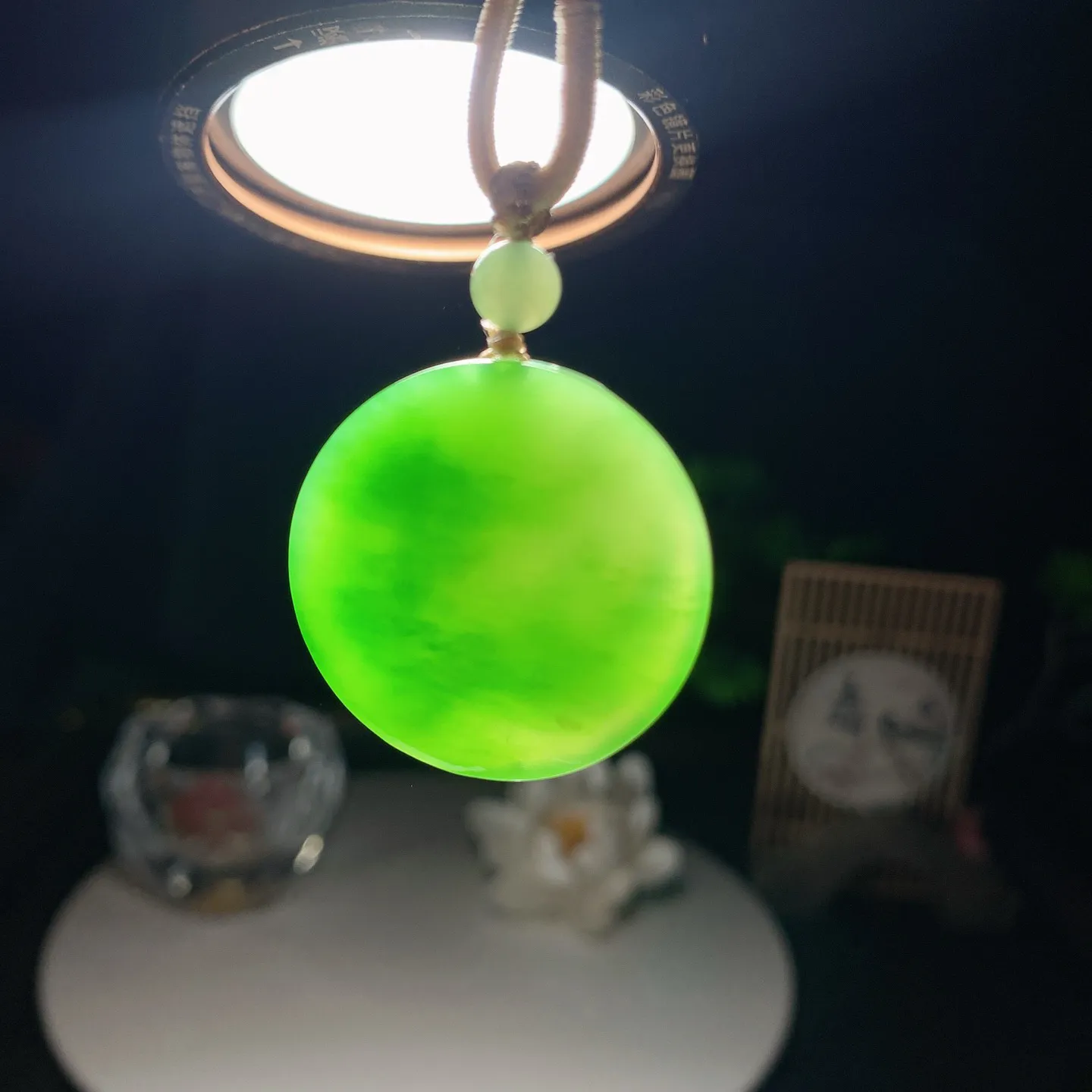 和田玉阳绿俄罗斯碧玉下山虎圆牌挂件。尺寸31/9重17.3克。“上山虎升官，下山虎发财”玉质细腻油润。手推出油。佩戴高端典雅。lt260206