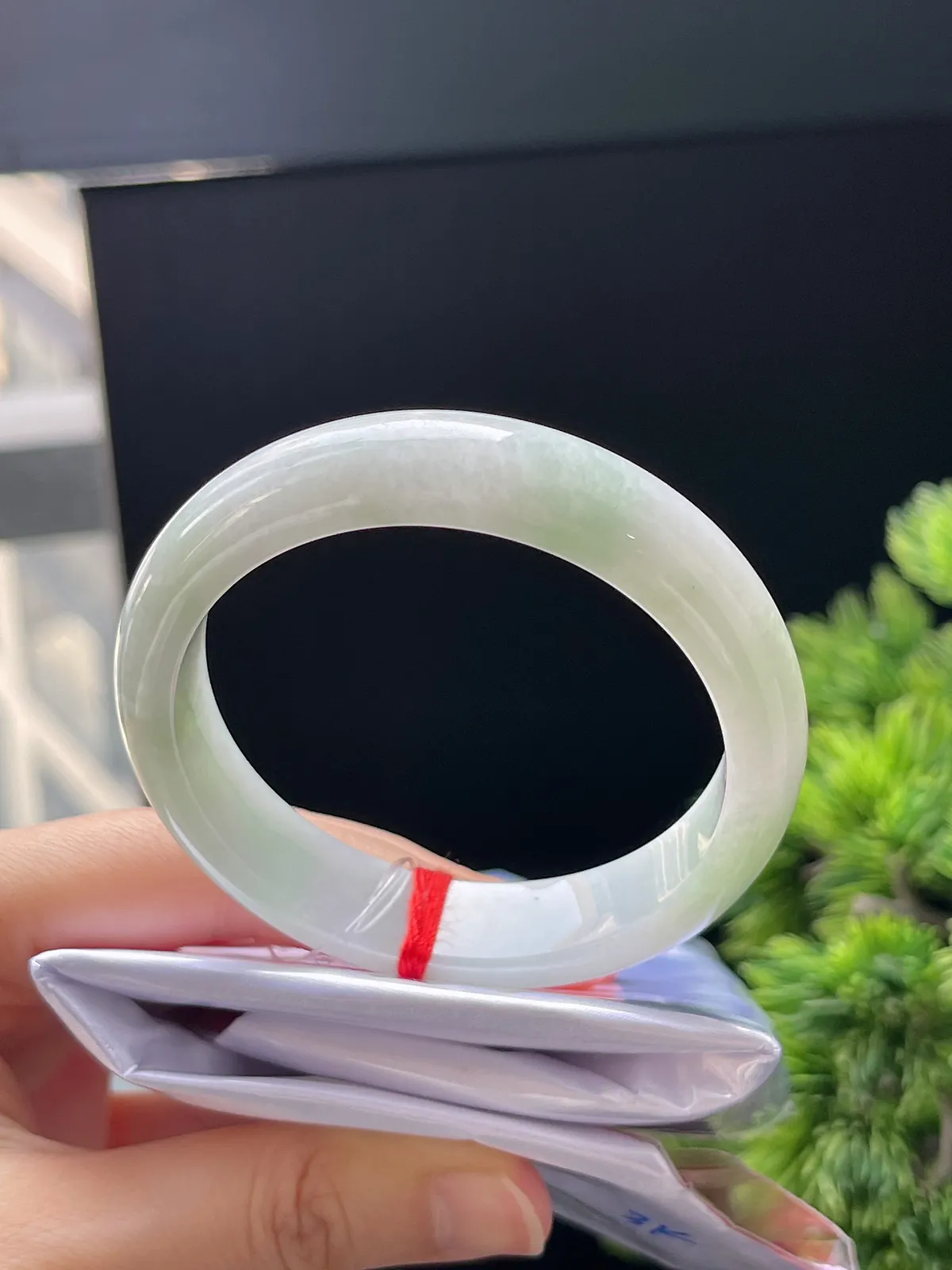 正圈52.8圈口，翡翠糯化种淡绿色手镯