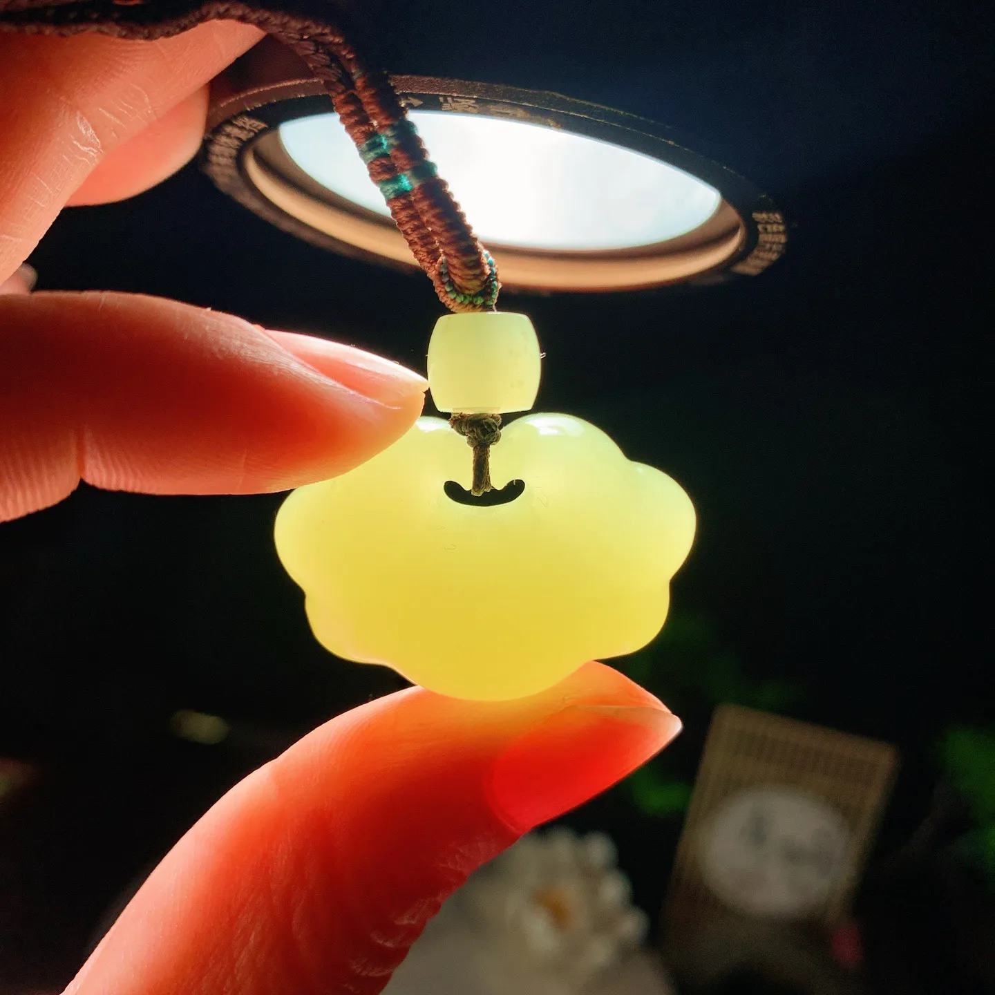 新疆和田玉若羌黄口料如意锁挂件。尺寸21/31/15重20克。玉质细腻油润。手推出油。佩戴高端典雅。lt260206