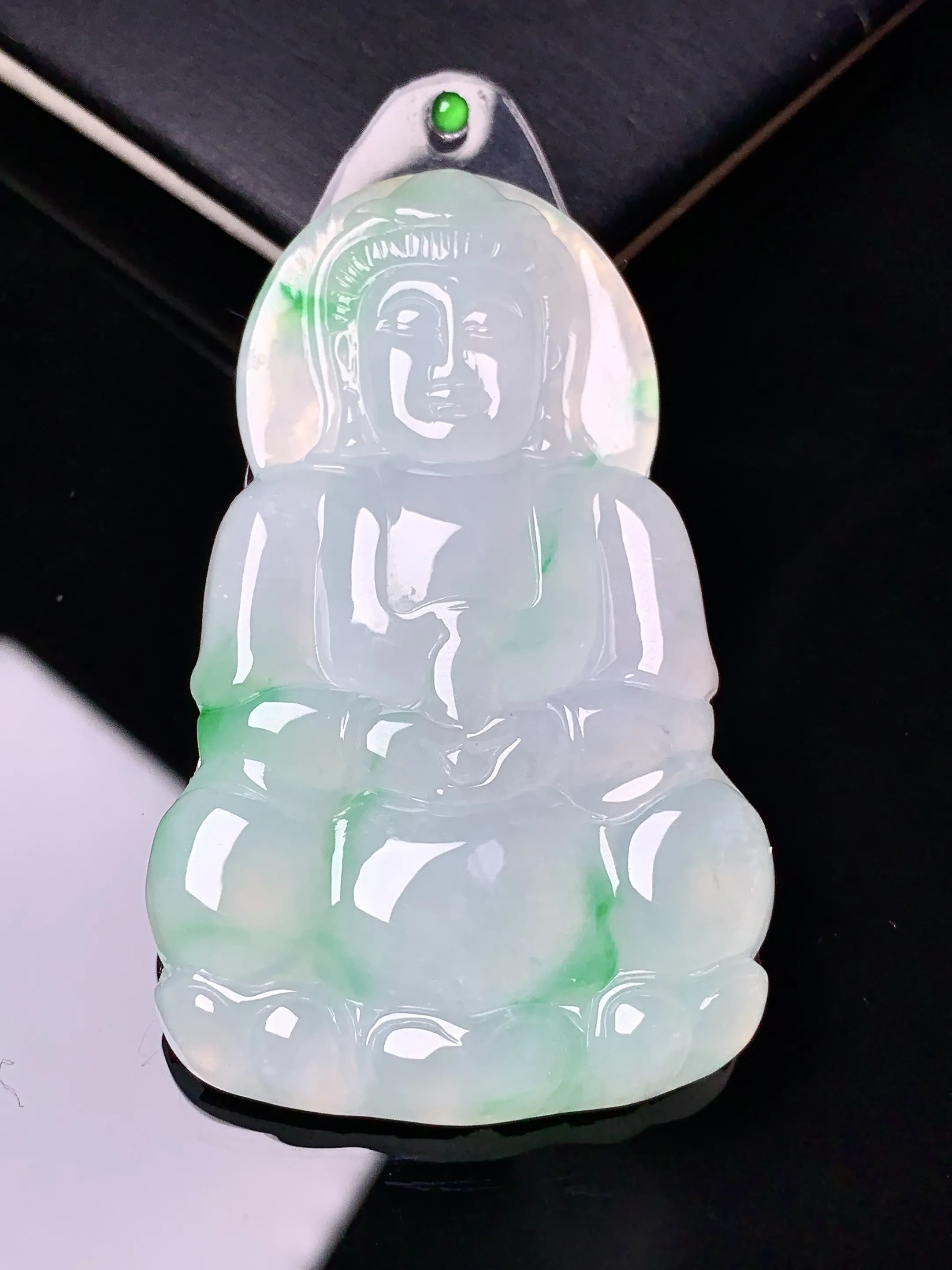 镶嵌款 飘绿观音菩萨吊坠 玉质细腻 色泽艳丽清新 整体尺寸58.2*35.6*5.5