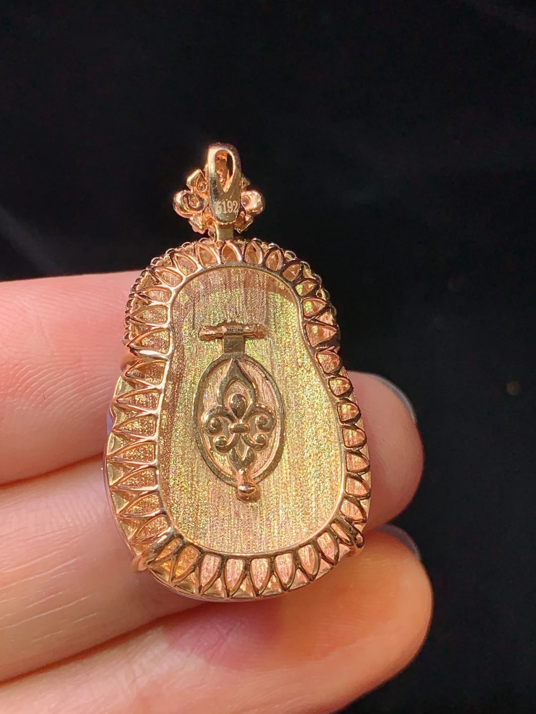 18k金钻镶嵌淡紫罗兰财神吊坠 玉质细腻 色泽艳丽清新 整体尺寸32.2*18.5*9.6