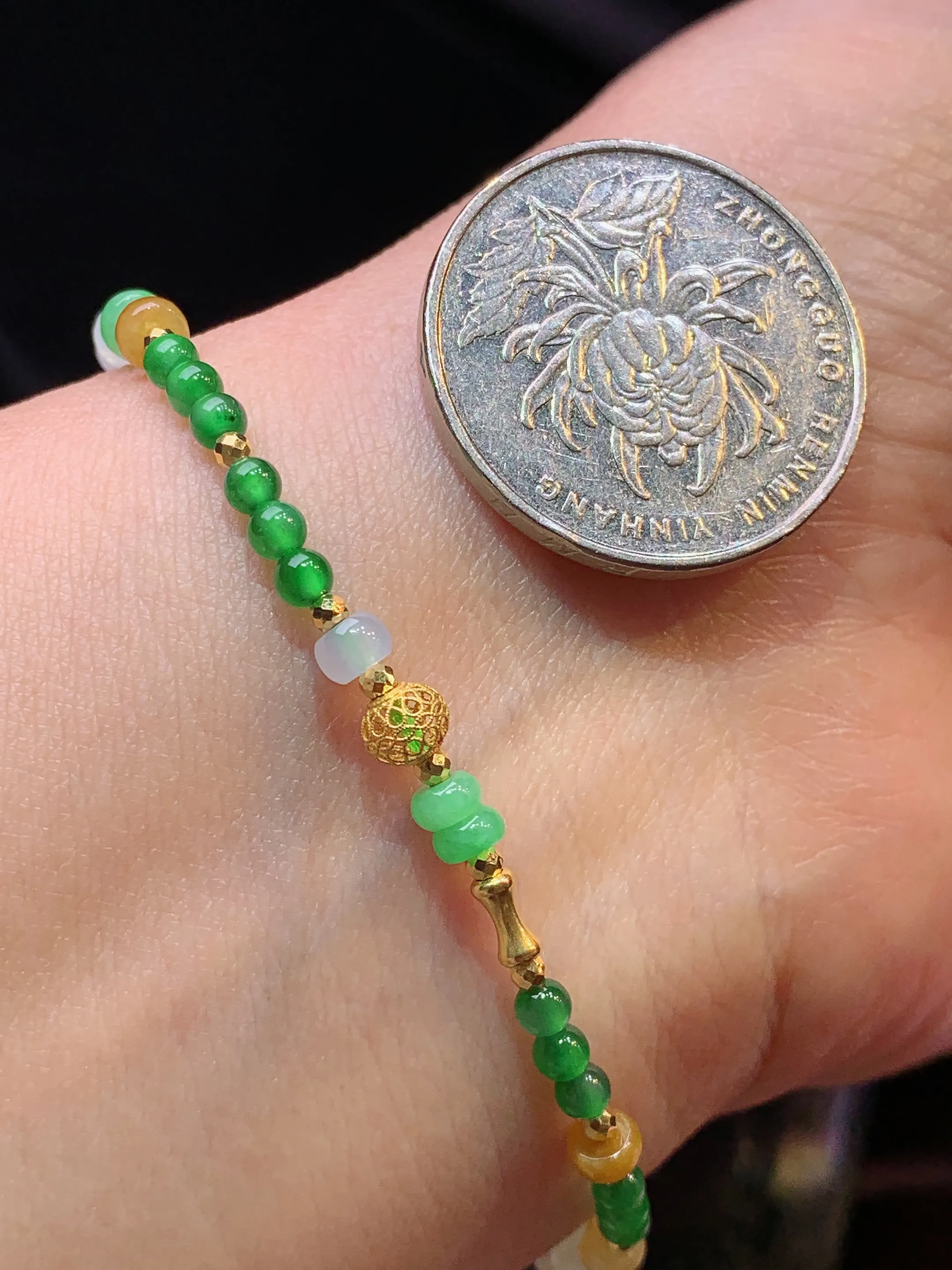 18k金镶嵌满绿圆珠搭配算盘珠手链 玉质细腻 色泽艳丽清新 整体尺寸3