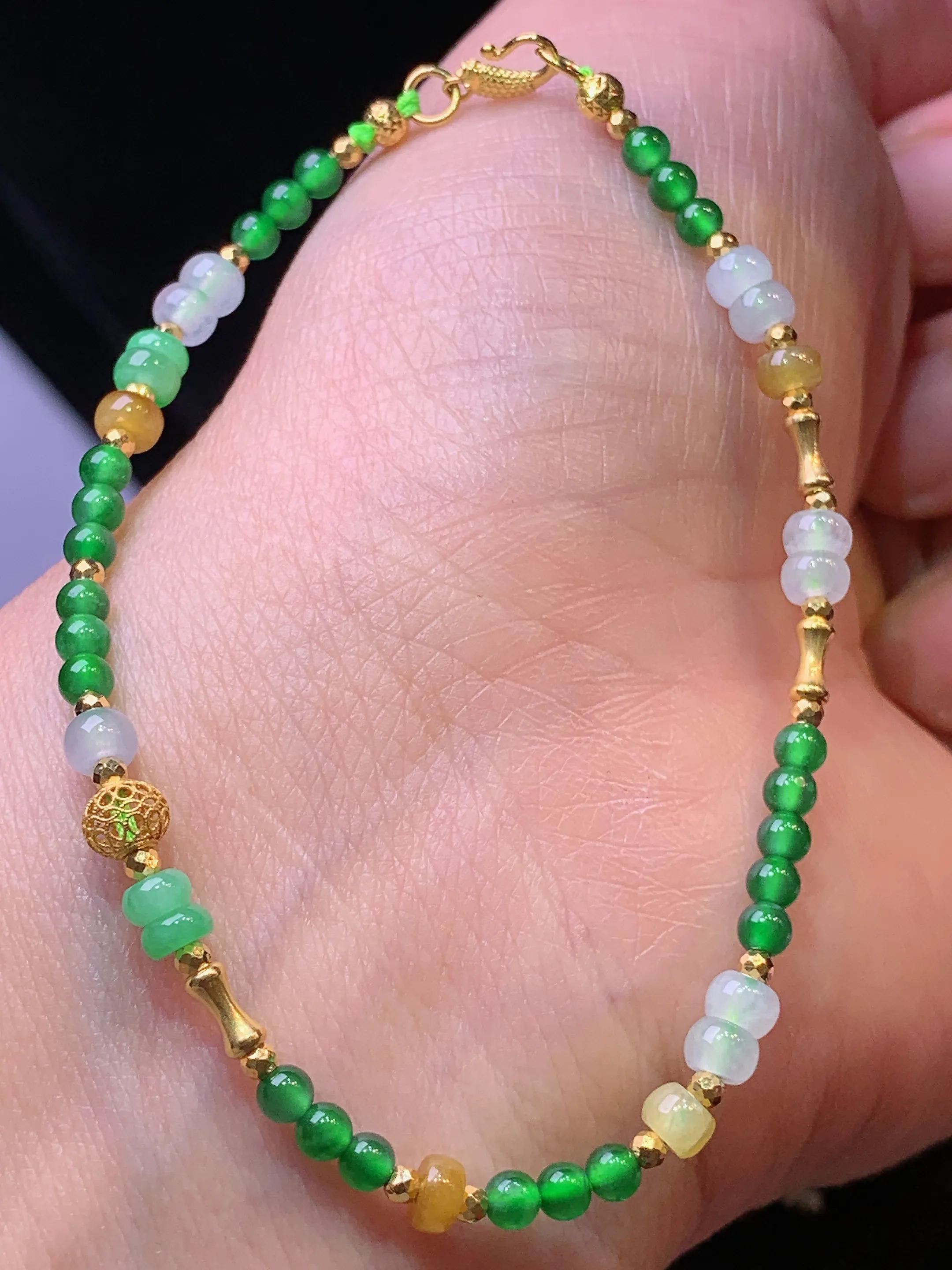 18k金镶嵌满绿圆珠搭配算盘珠手链 玉质细腻 色泽艳丽清新 整体尺寸3