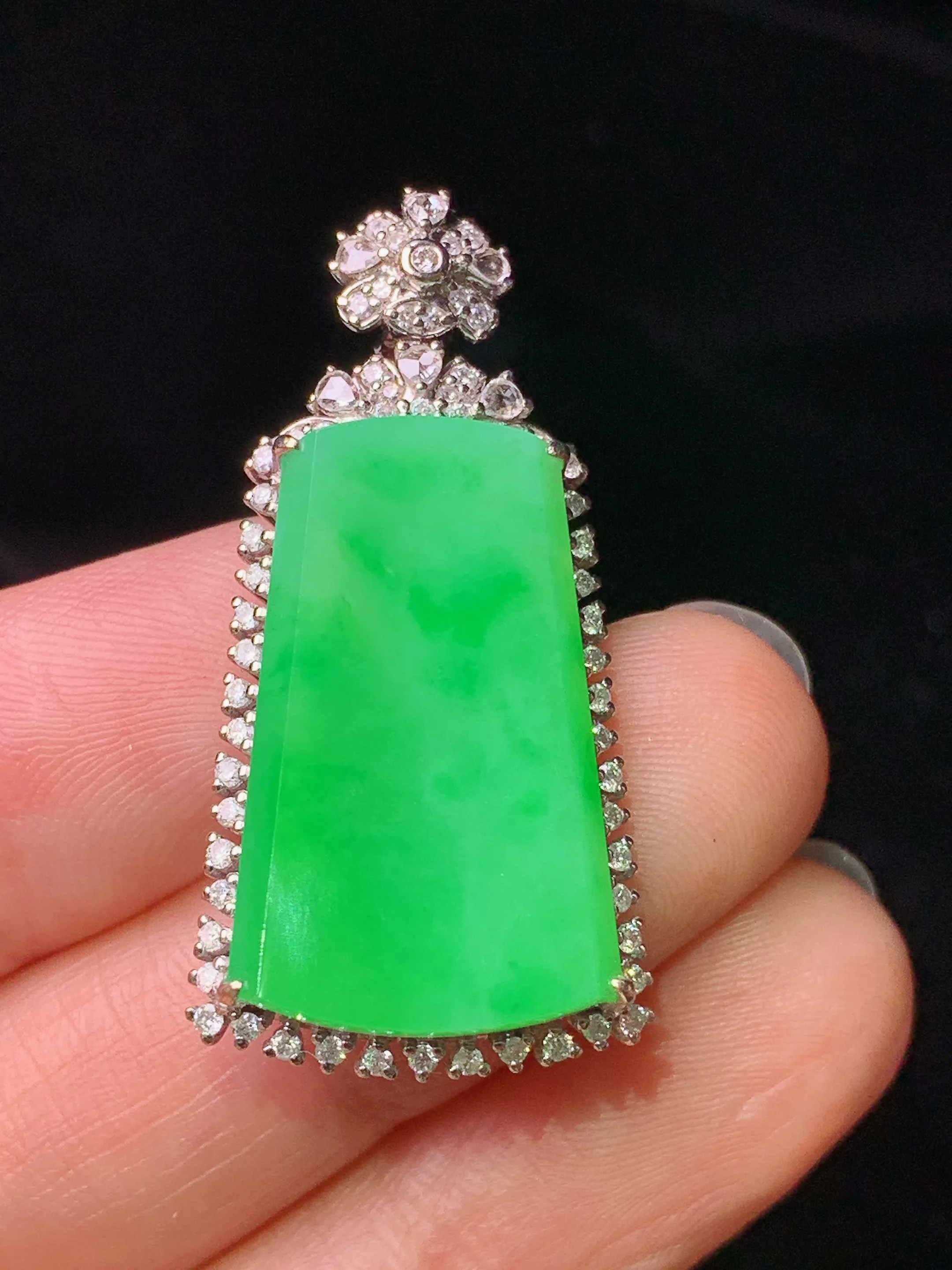 18k金钻镶嵌翠绿无事牌吊坠 玉质细腻 色泽艳丽清新 整体尺寸35.6*17.8*7