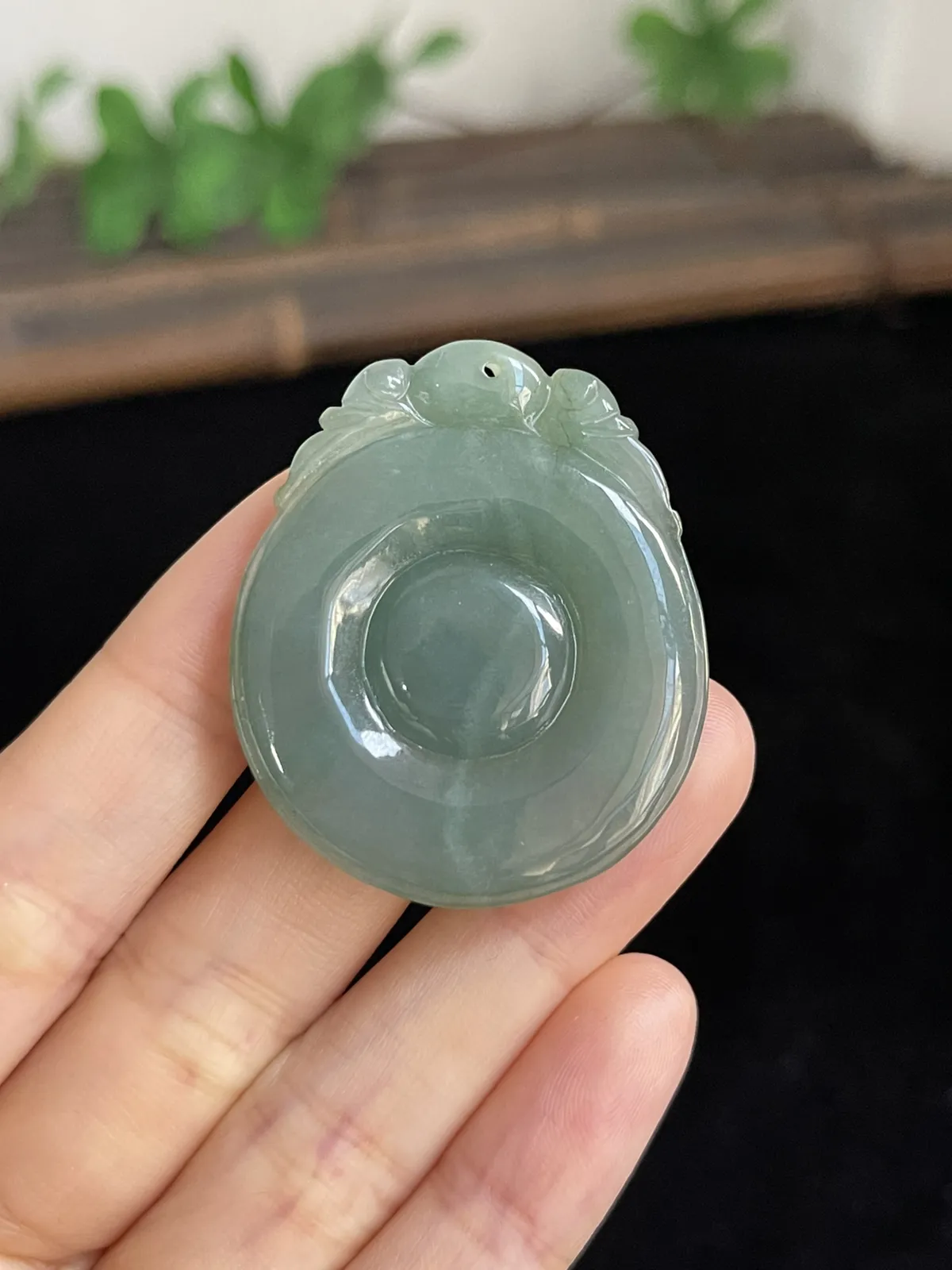 厚装深蓝色冰润翡翠福贝，翡翠吊坠