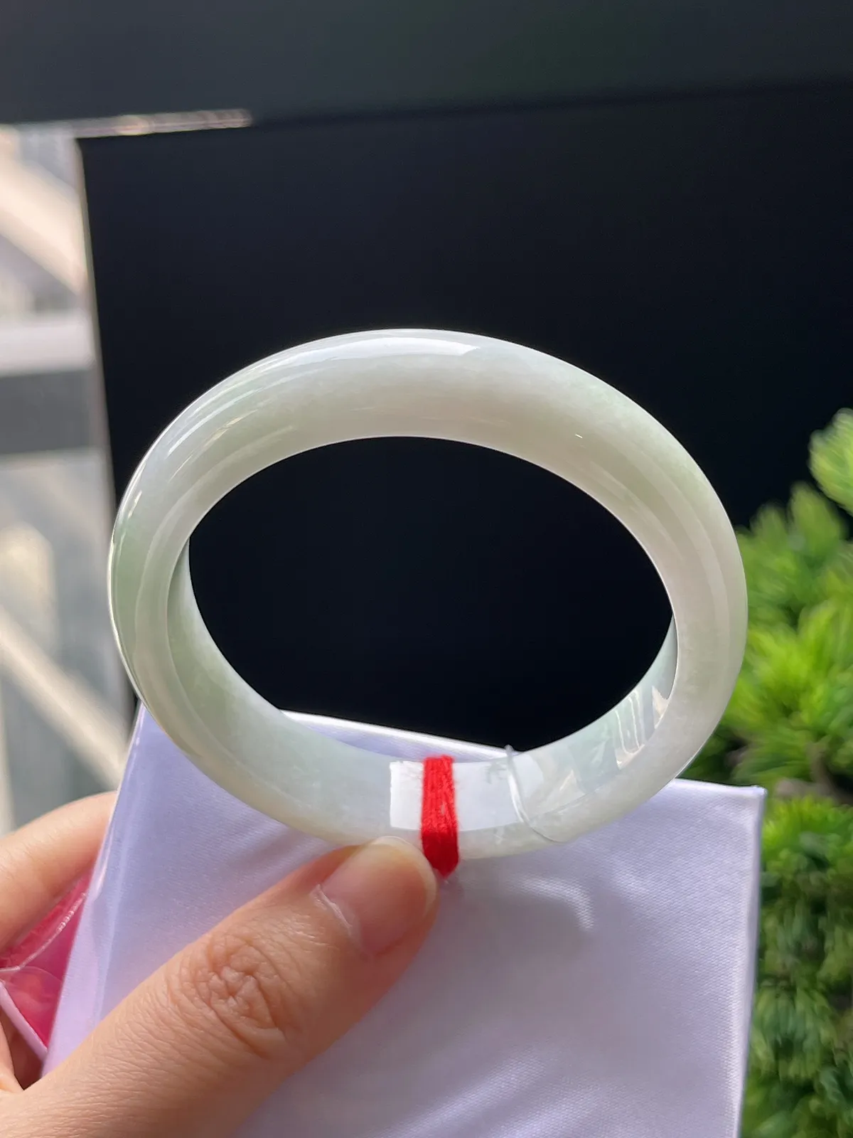 正圈52.8圈口，翡翠糯化种淡绿色手镯