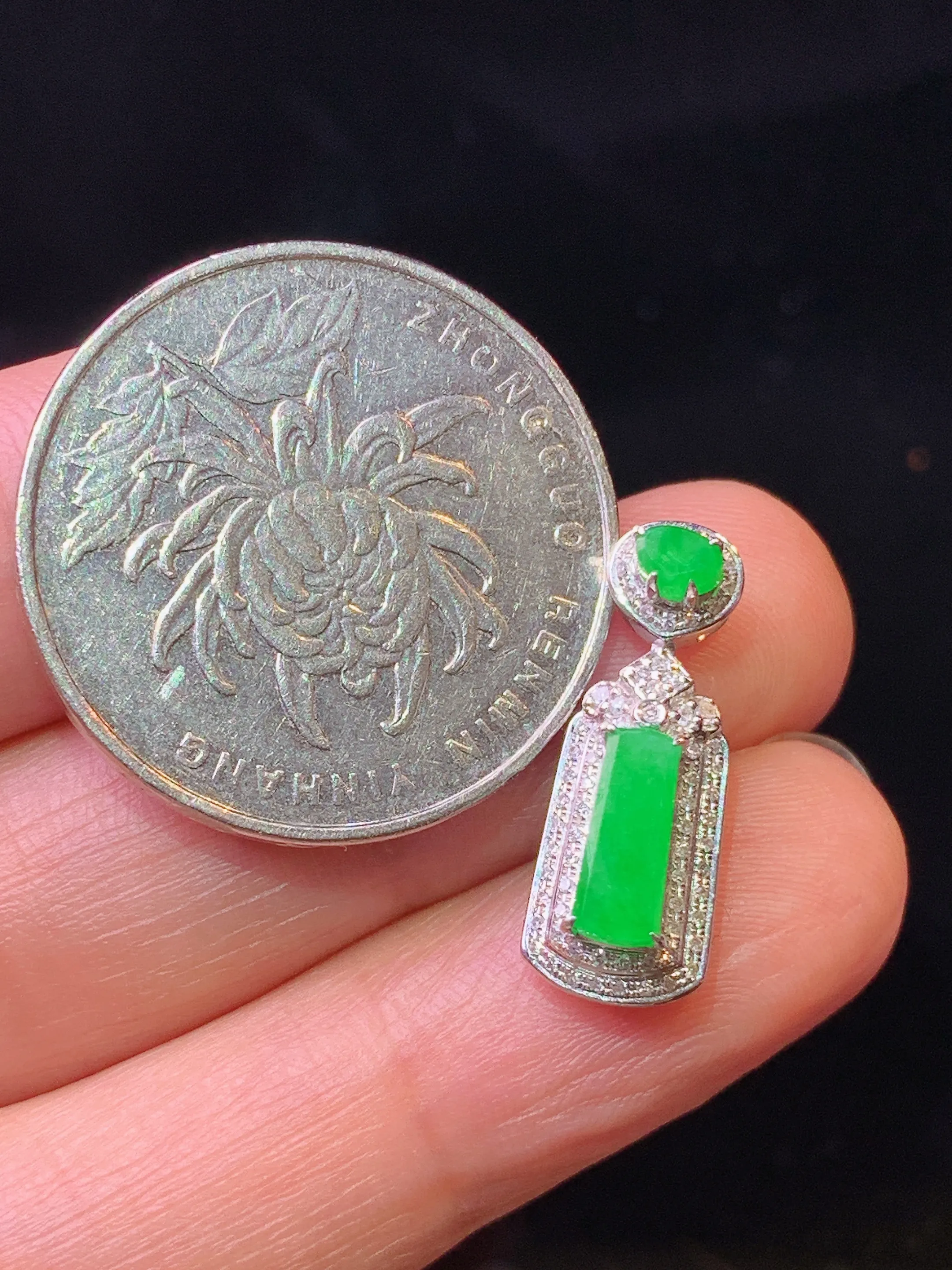 18k金钻镶嵌满绿无事牌吊坠 玉质细腻 色泽艳丽清新 整体尺寸20*7.5*7