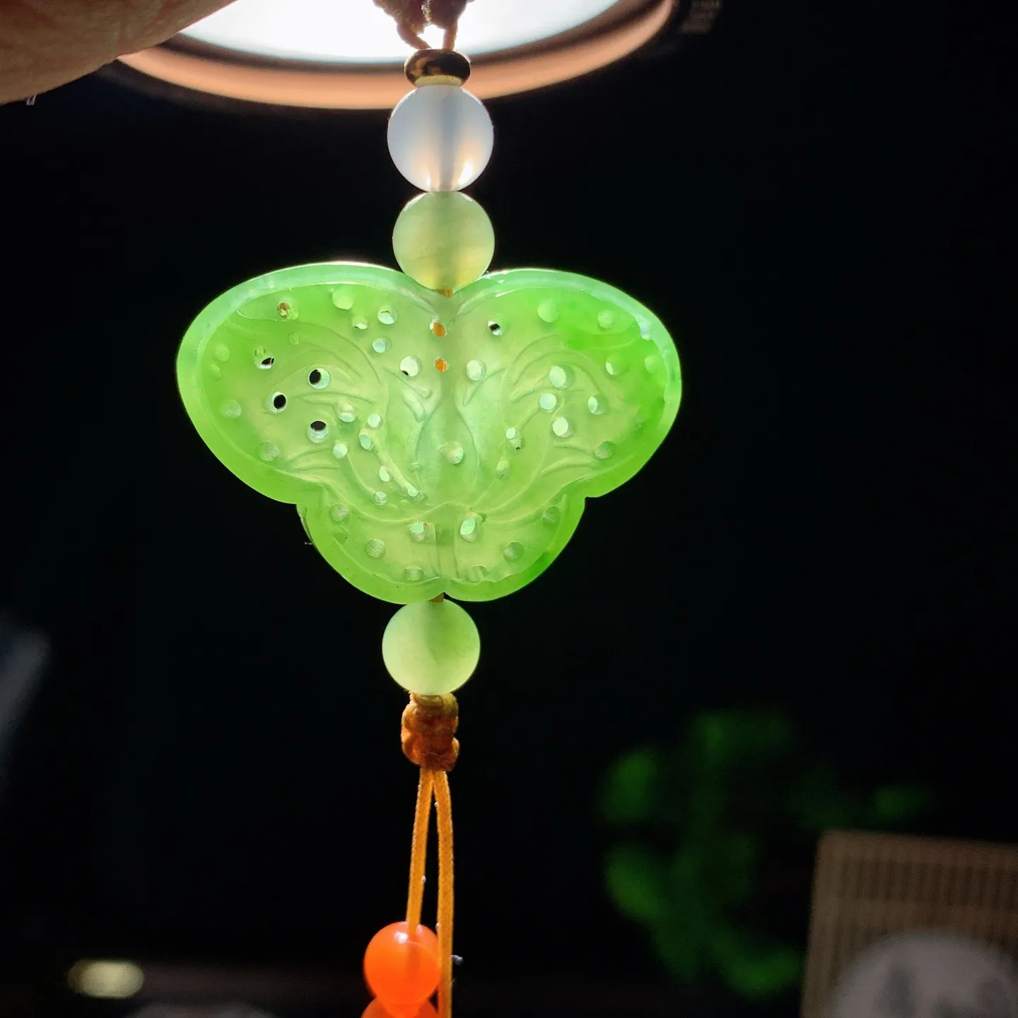 和田玉阳绿俄罗斯碧玉花开富贵香囊挂件。尺寸20/31/9重10克。玉质细腻油润。手推出油。佩戴高端典雅。lt260206