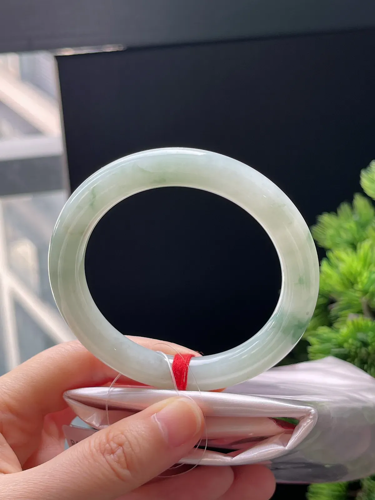 圆镯53.3圈口，翡翠糯化种飘绿手镯