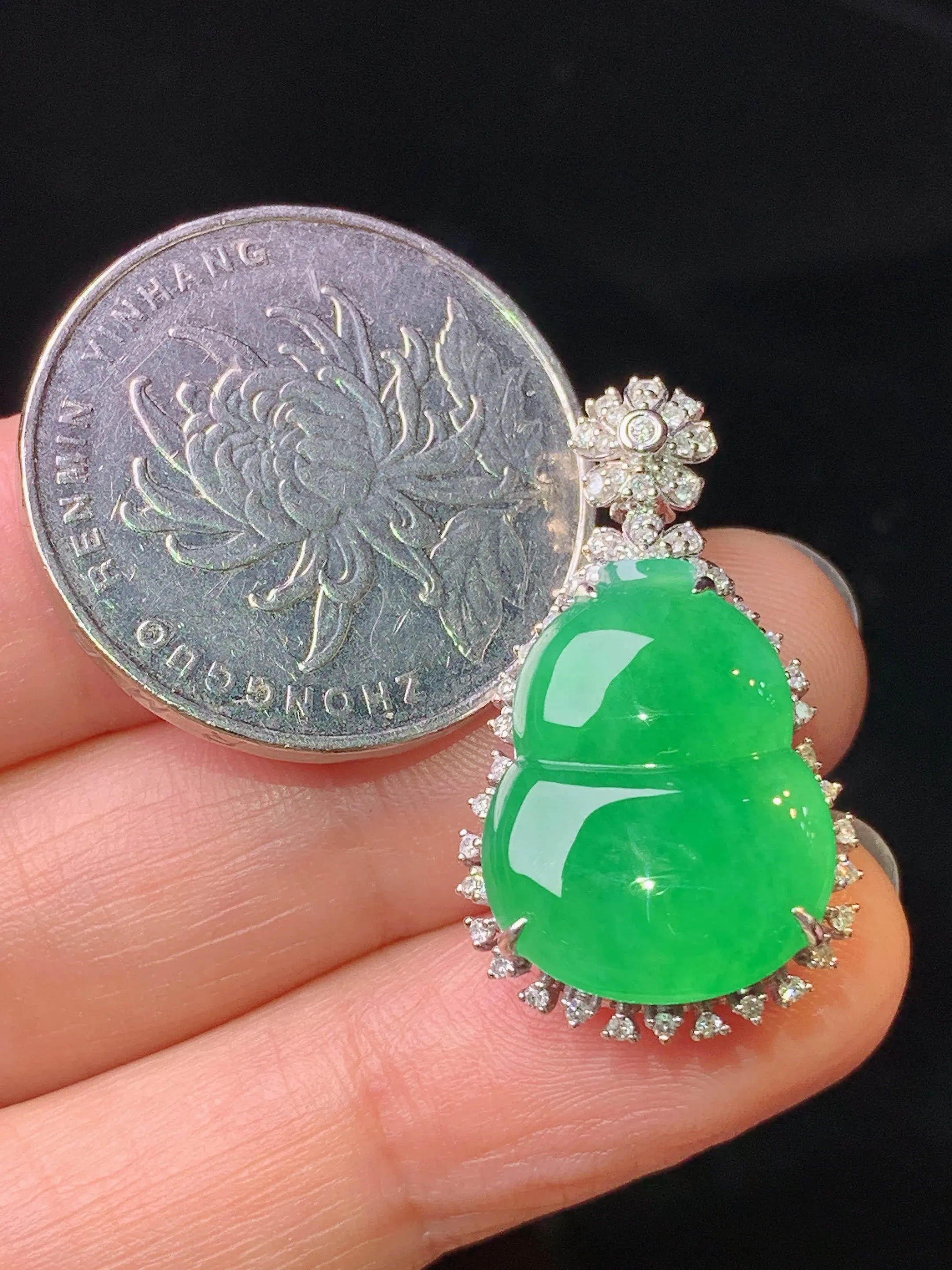 18k金钻镶嵌满绿葫芦吊坠 玉质细腻 色泽艳丽清新 整体尺寸28.6*16.5*8