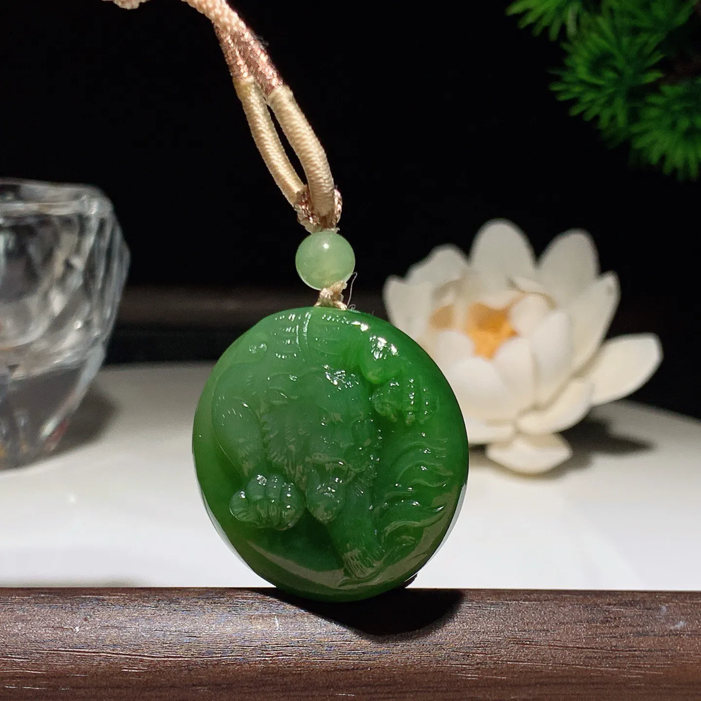 和田玉阳绿俄罗斯碧玉下山虎圆牌挂件。尺寸31/9重17.3克。“上山虎升官，下山虎发财”玉质细腻油润。手推出油。佩戴高端典雅。lt260206