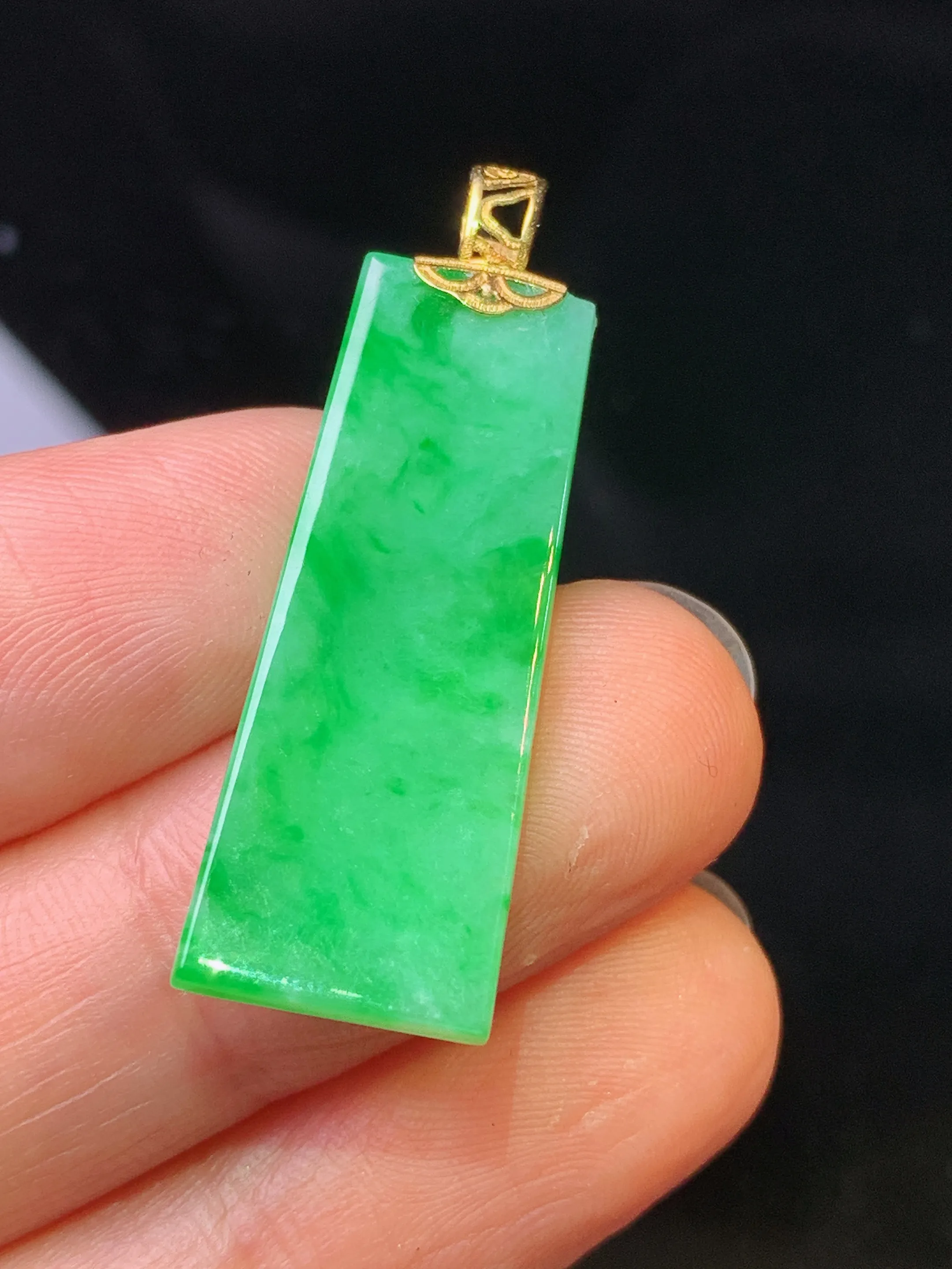 18k金镶嵌翠绿无事牌吊坠 玉质细腻 色泽艳丽清新 整体尺寸35.7*11.5*2.7