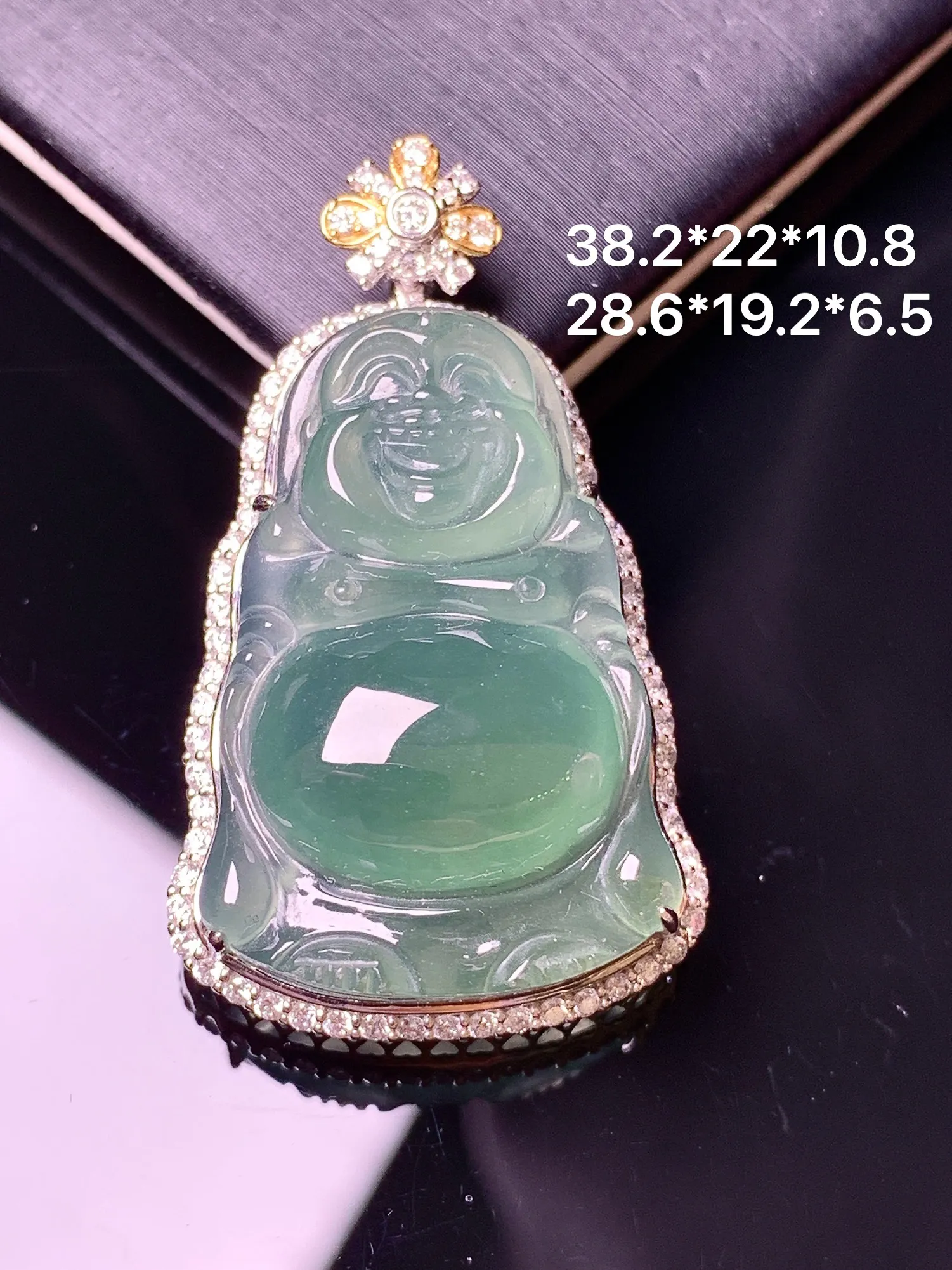 18k金钻镶嵌晴绿佛公吊坠 玉质细腻 色泽艳丽清新 整体尺寸38.2*22*10.8