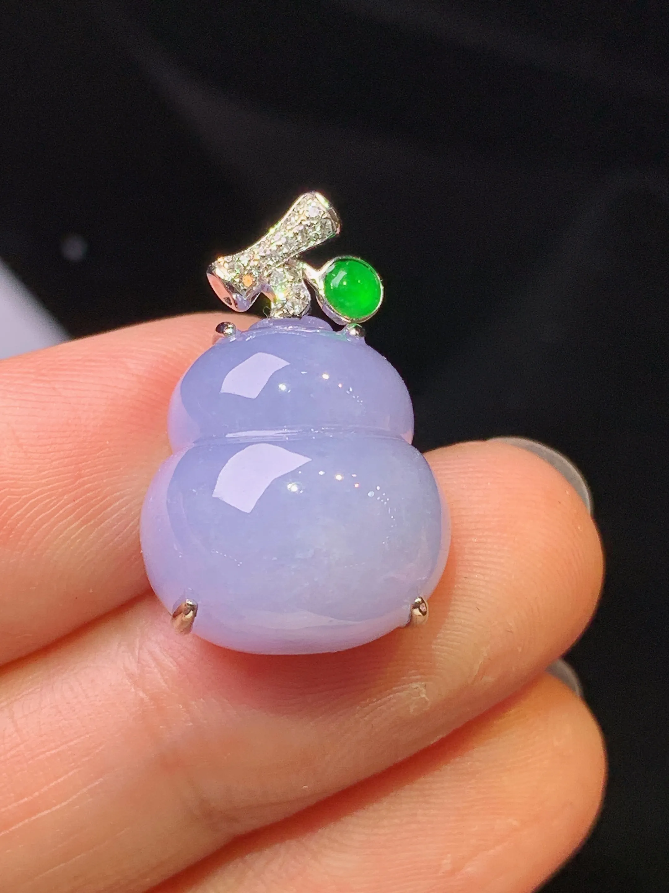 18k金钻镶嵌紫罗兰葫芦吊坠 玉质细腻 色泽艳丽清新 整体尺寸22.5*15*9.8