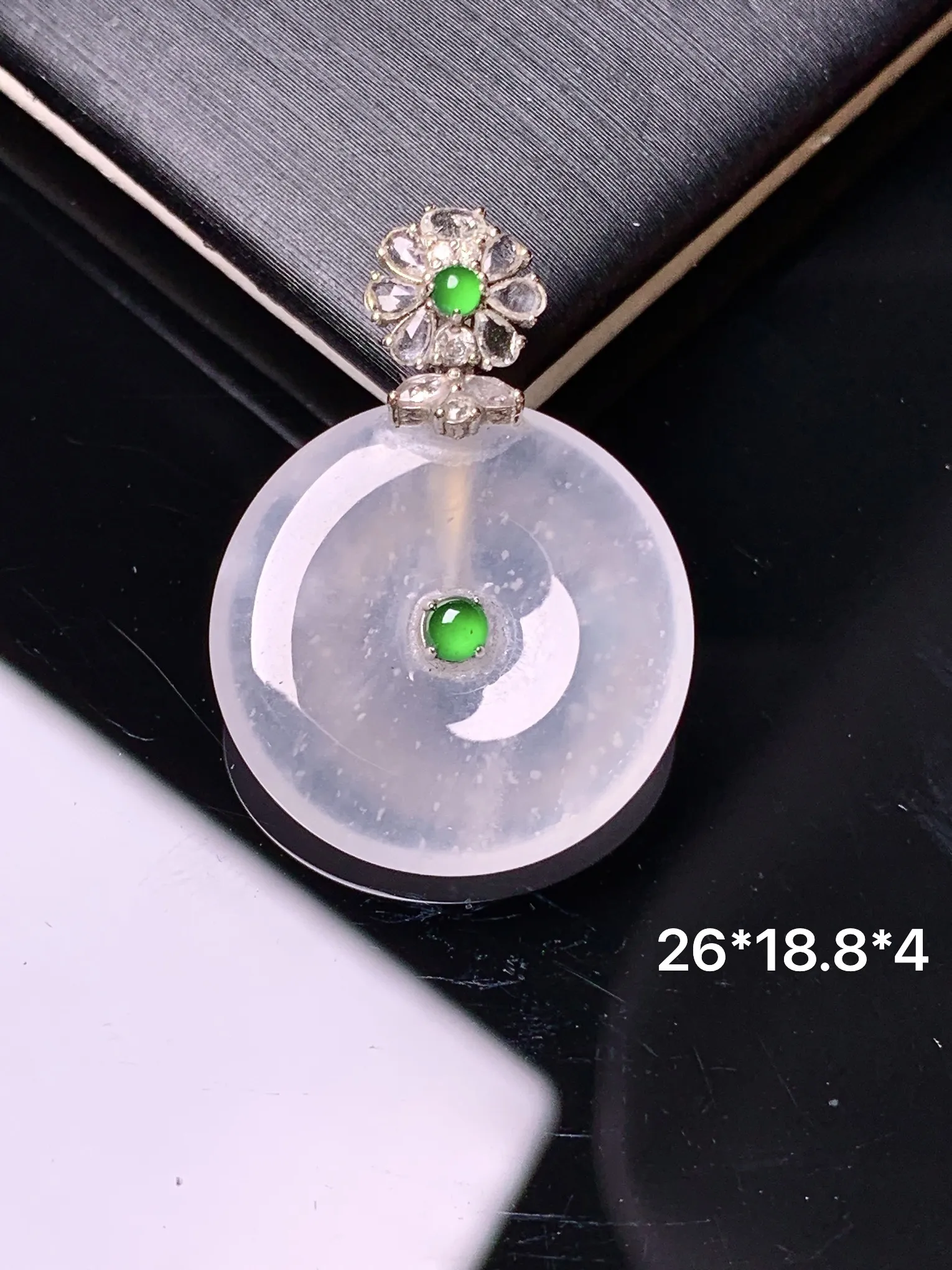 18k金钻镶嵌冰种平安扣吊坠 玉质细腻 色泽艳丽清新 整体尺寸26*18.8*4