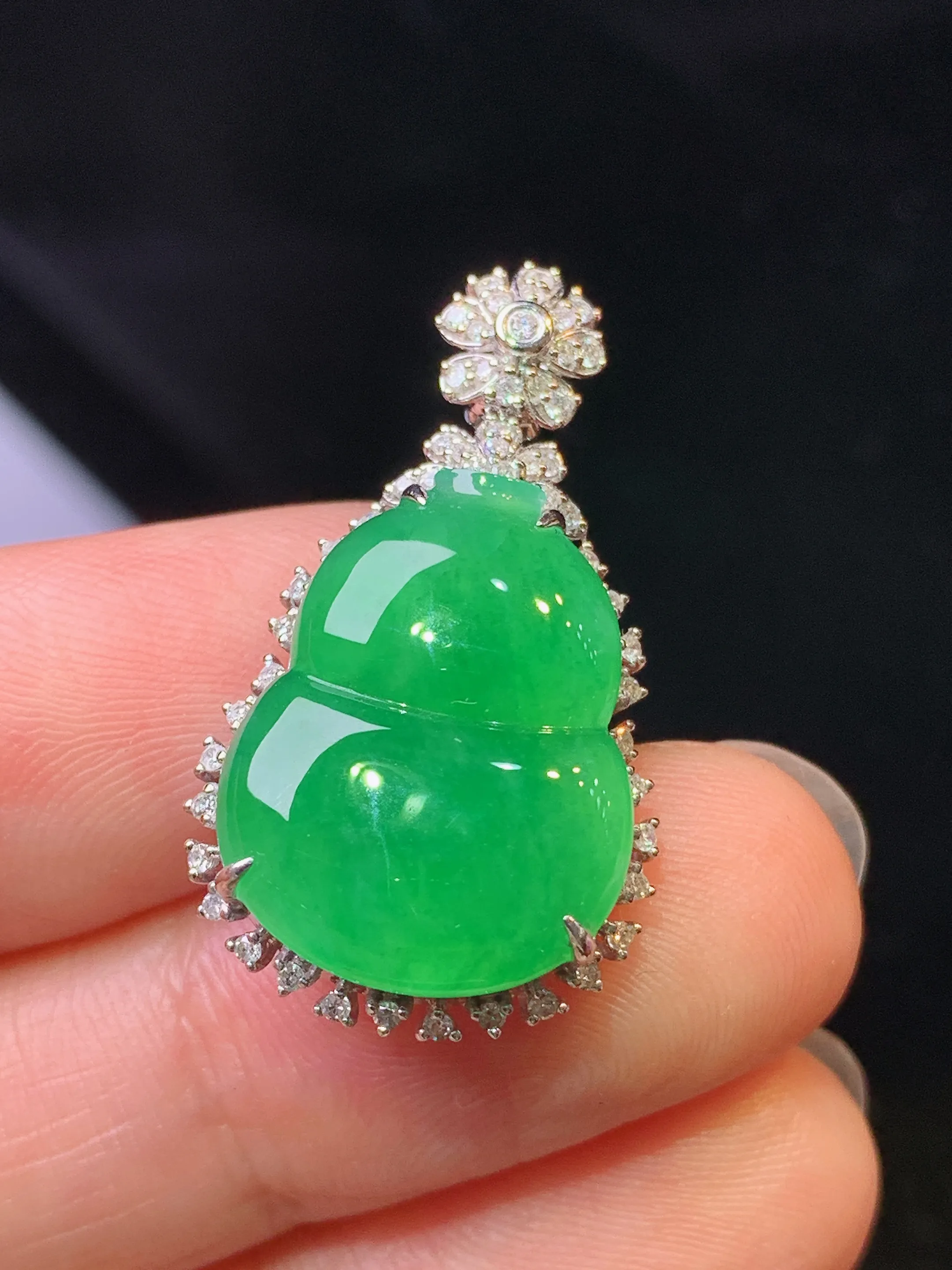 18k金钻镶嵌满绿葫芦吊坠 玉质细腻 色泽艳丽清新 整体尺寸28.6*16.5*8