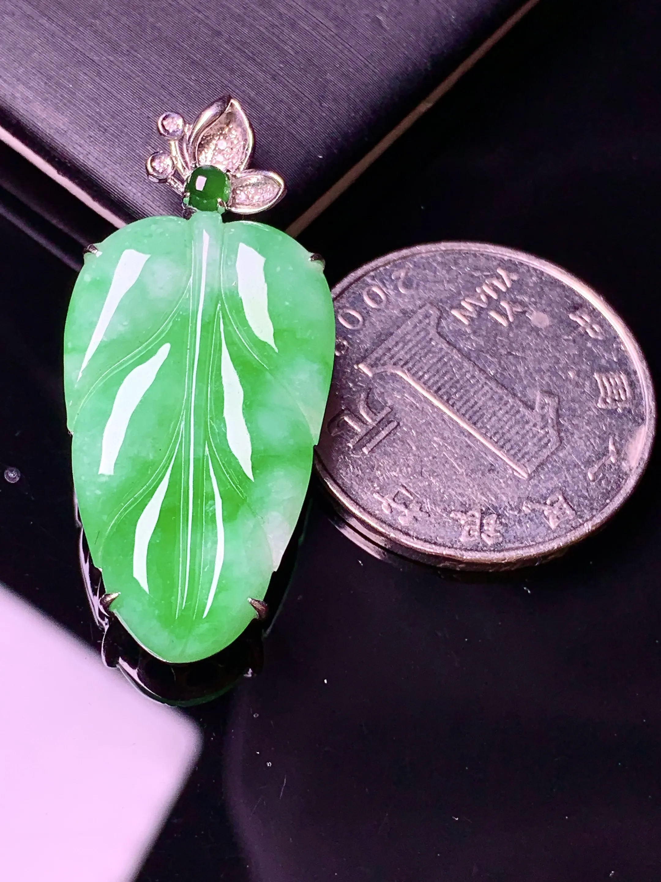 18k金钻镶嵌翠绿树叶吊坠 玉质细腻 色泽艳丽清新 整体尺寸37.5*17.2*5.6