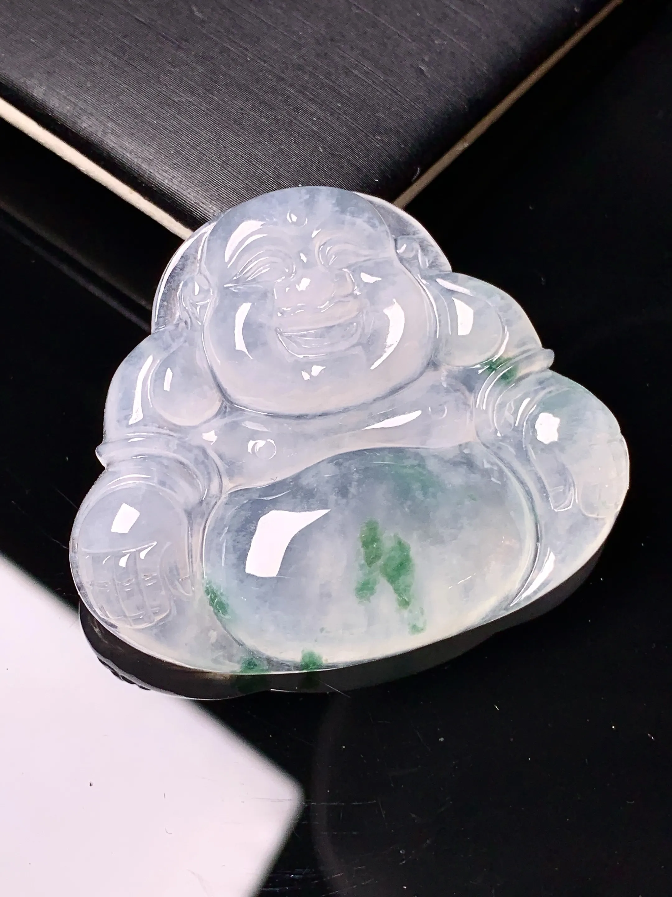 冰种飘绿佛公吊坠 玉质细腻 色泽艳丽清新 整体尺寸35.2*41.6*6