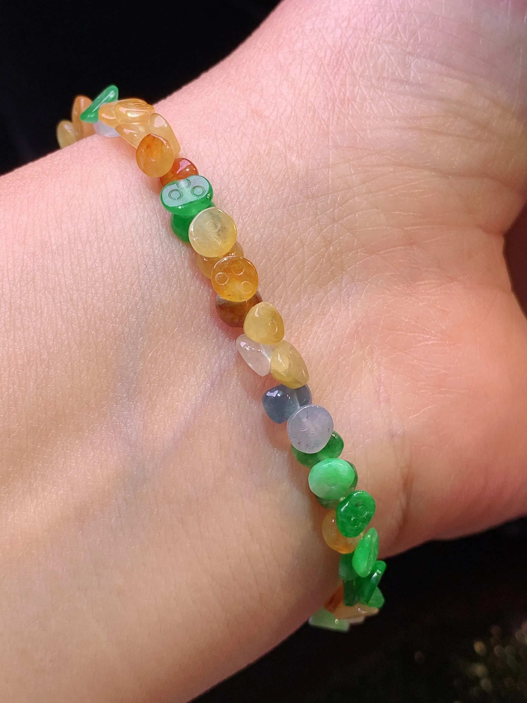 多彩莲蓬手链 玉质细腻 色泽艳丽清新 整体尺寸5.8*4.8*2.8