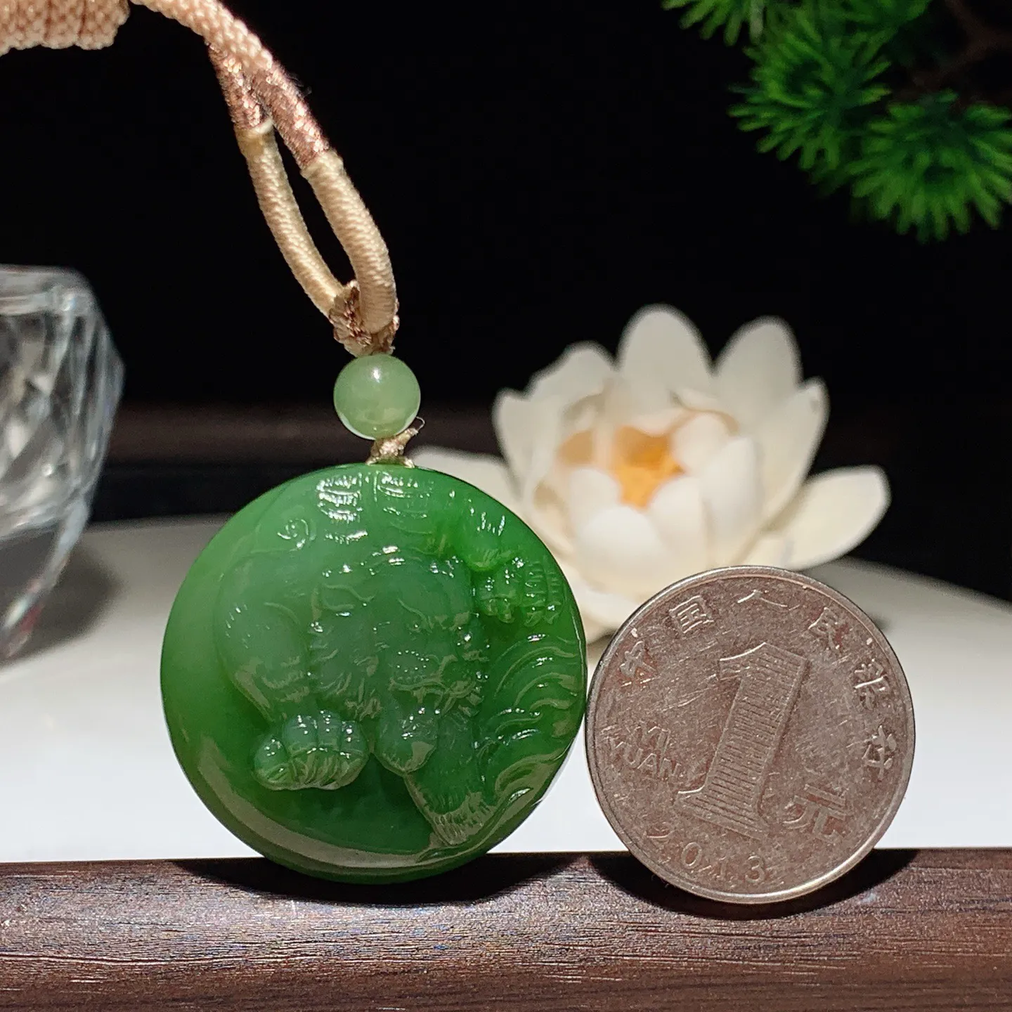 和田玉阳绿俄罗斯碧玉下山虎圆牌挂件。尺寸31/9重17.3克。“上山虎升官，下山虎发财”玉质细腻油润。手推出油。佩戴高端典雅。lt260206