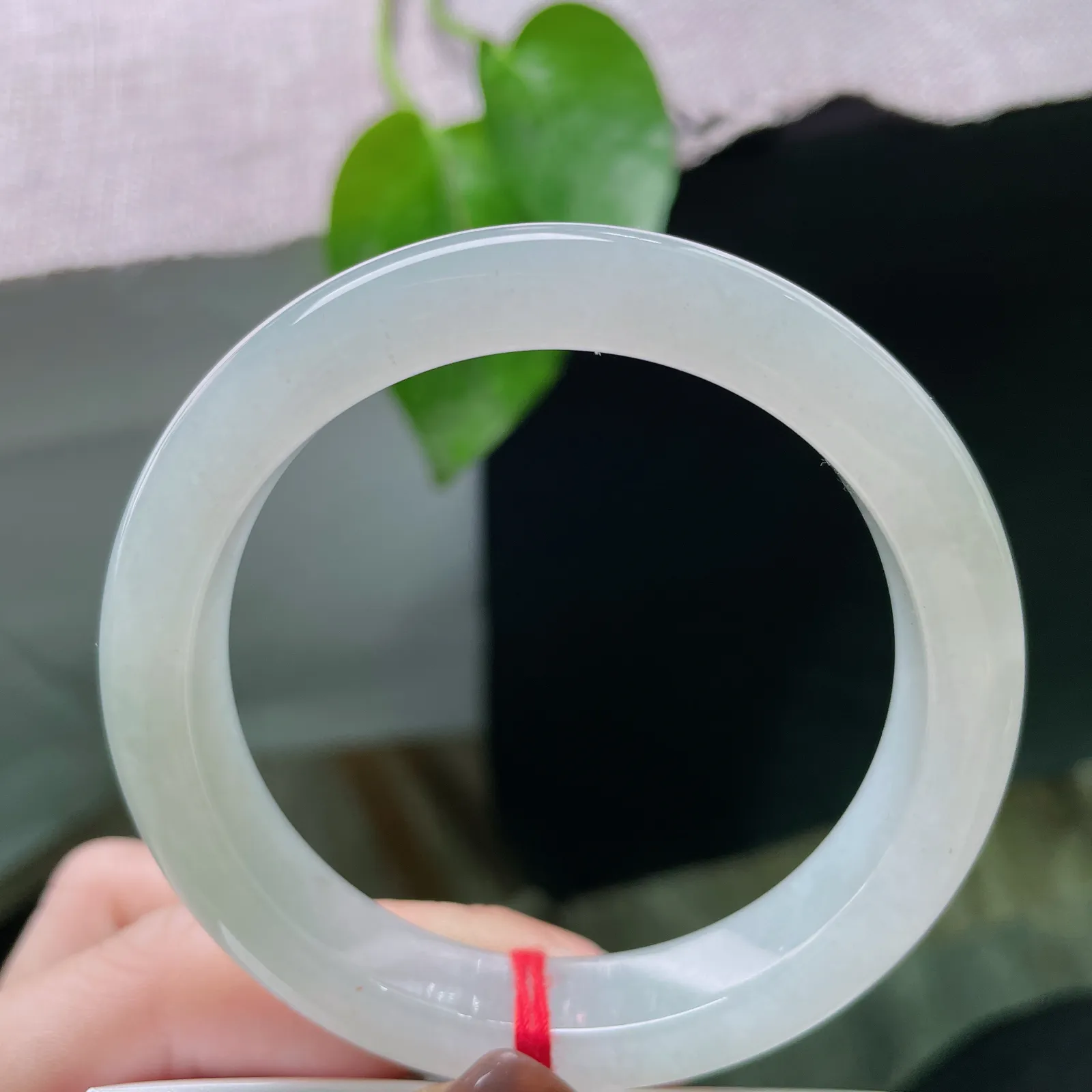 55.7/11.6/8.3，冰晴底正圈，清润通透，寻一方美玉，伴岁岁朝朝安暖。洒金，完美