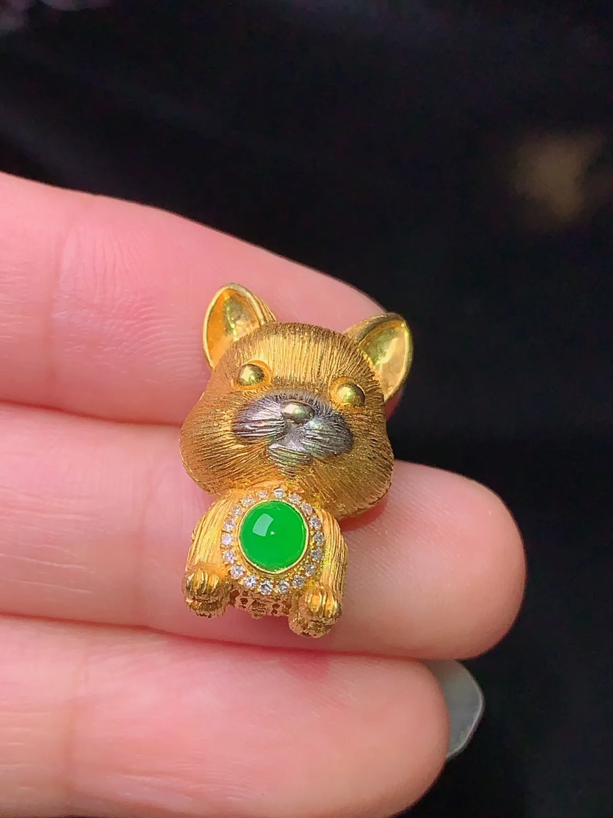 18k金钻镶嵌满绿蛋面宝宝狗吊坠 玉质细腻 色泽艳丽 整体尺寸21*13*11.3