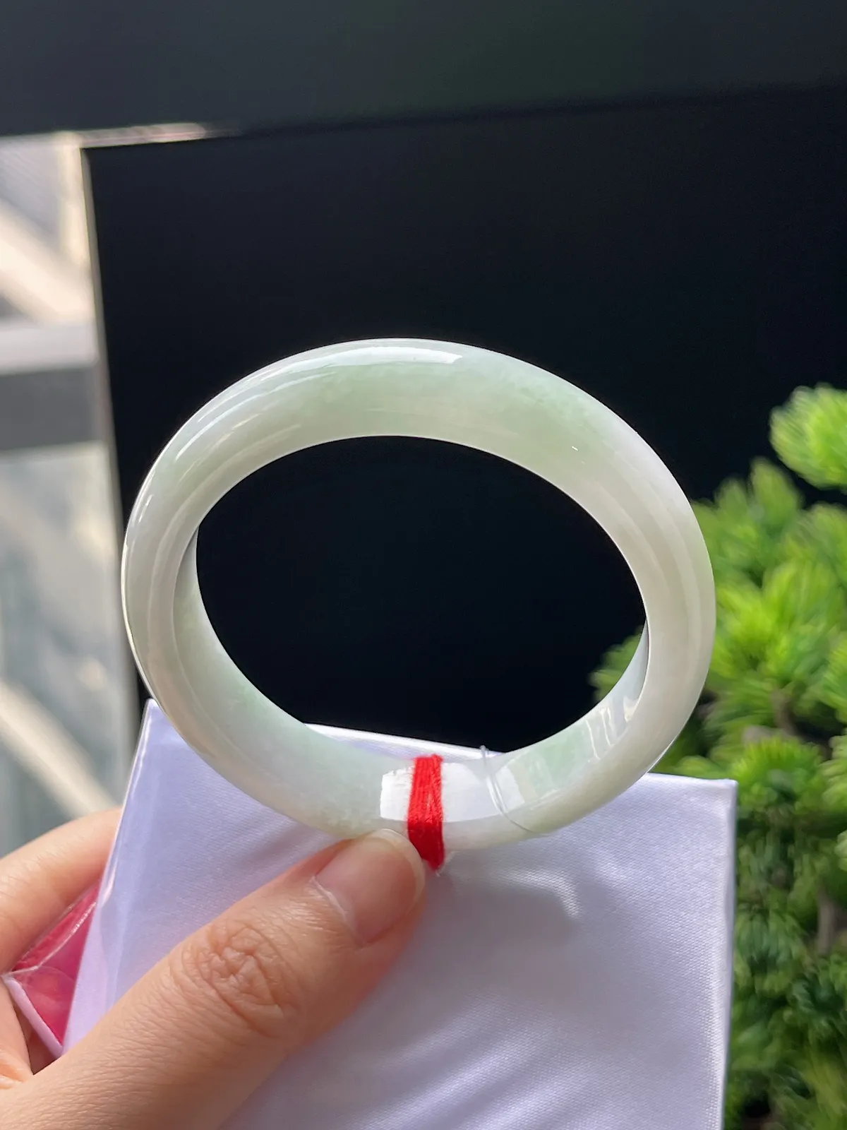 正圈52.8圈口，翡翠糯化种淡绿色手镯