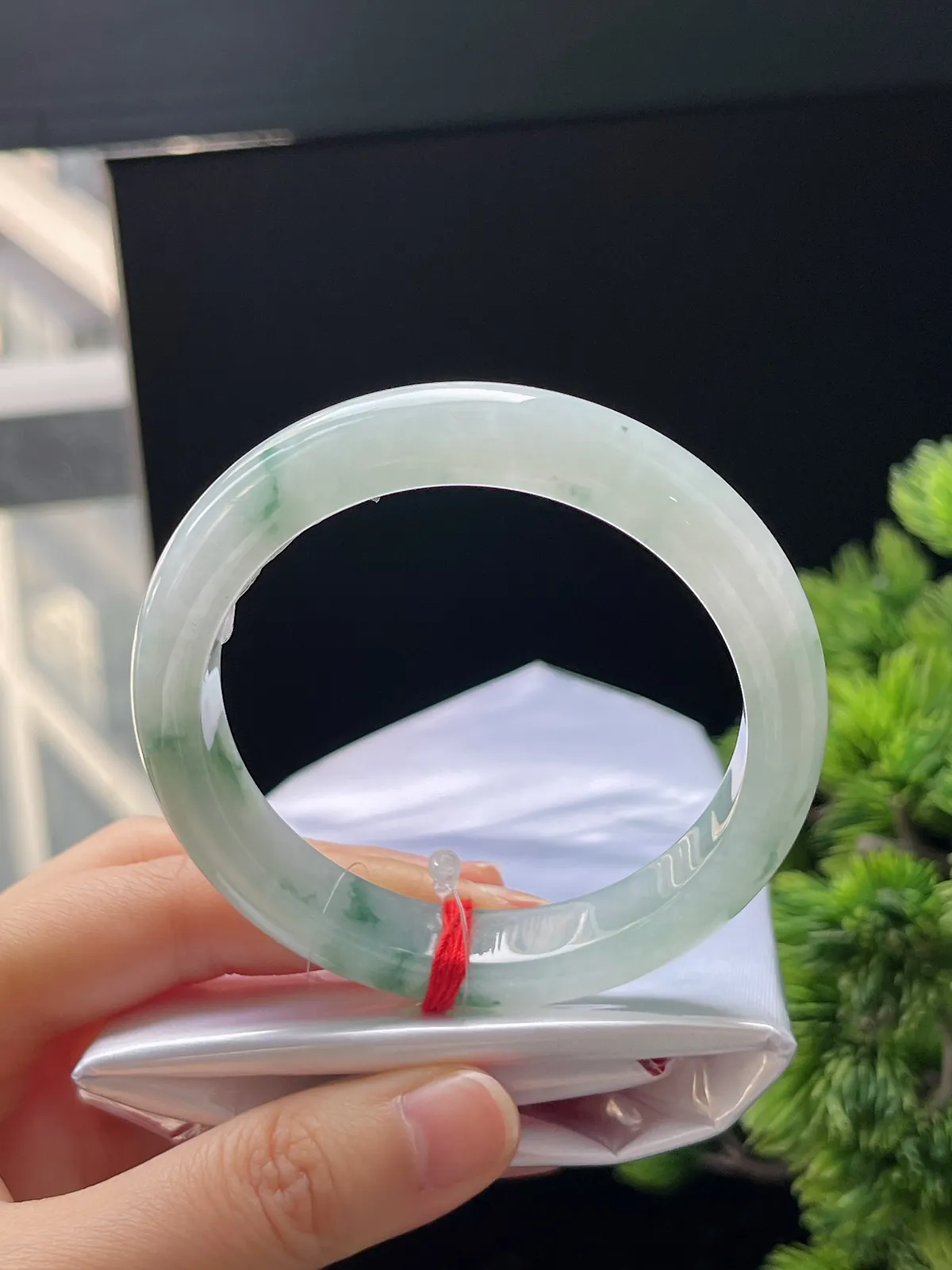 正圈56圈口，翡翠冰糯种飘绿手镯