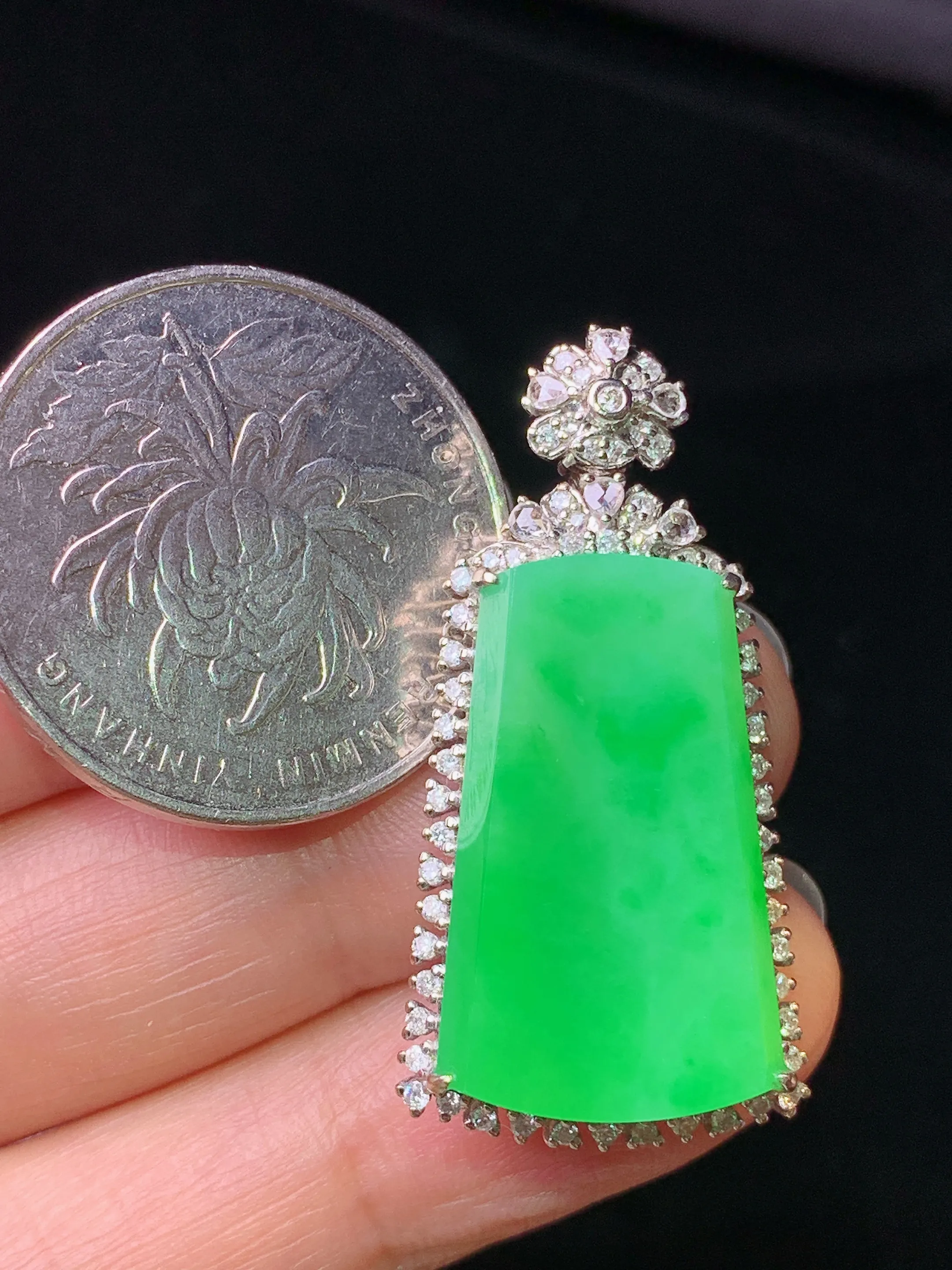 18k金钻镶嵌翠绿无事牌吊坠 玉质细腻 色泽艳丽清新 整体尺寸35.6*17.8*7