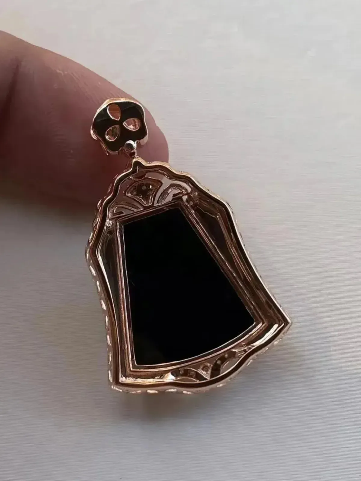 墨翠：【平安无事牌】吊坠、18K金+南非钻镶嵌，细腻干净，黑度极黑，性价比高，做工精致，打灯透绿 裸石尺寸 19.5*17.8‘